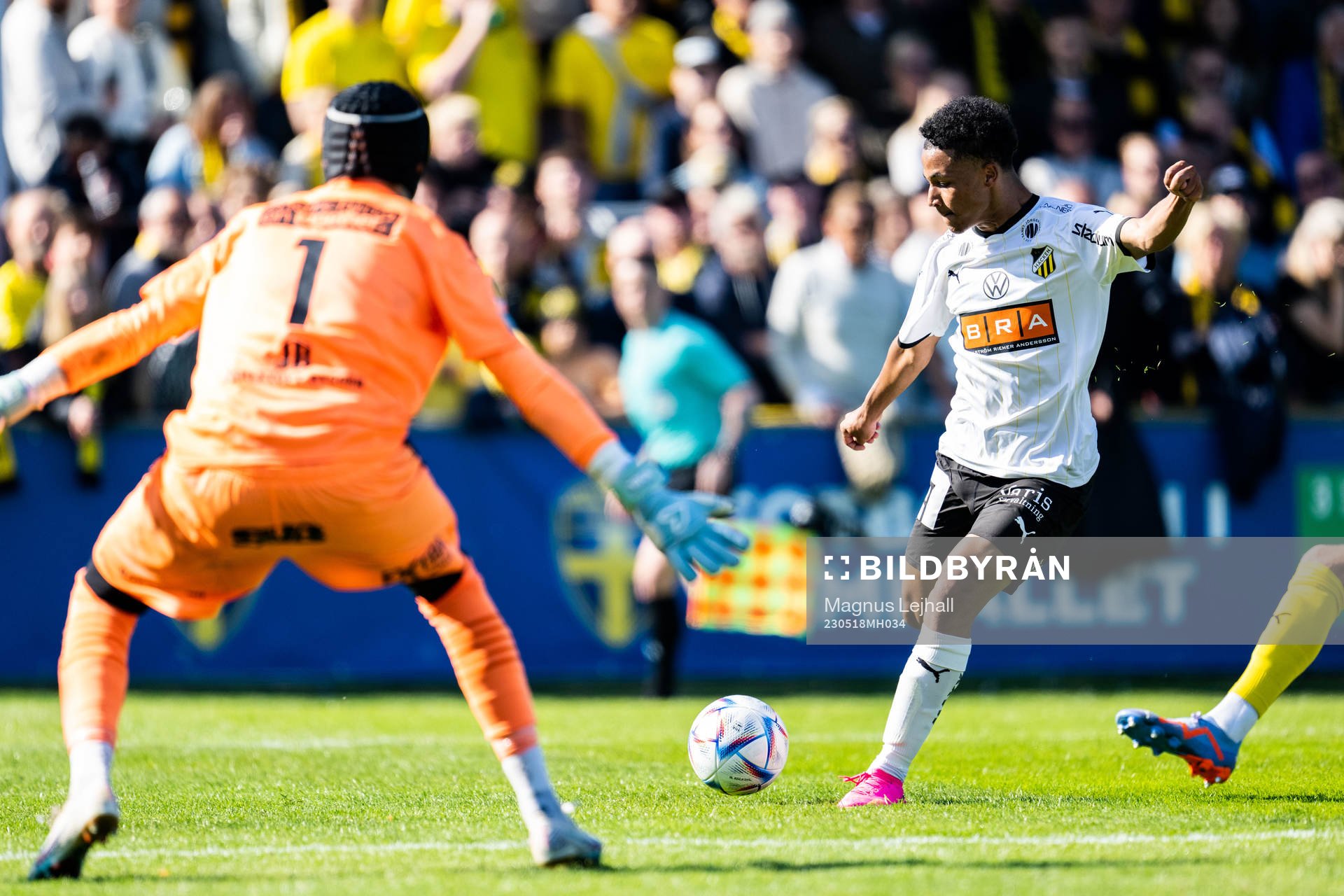 Häckens Momodou Lamin Sonko mot Mjällbys målvakt Noel