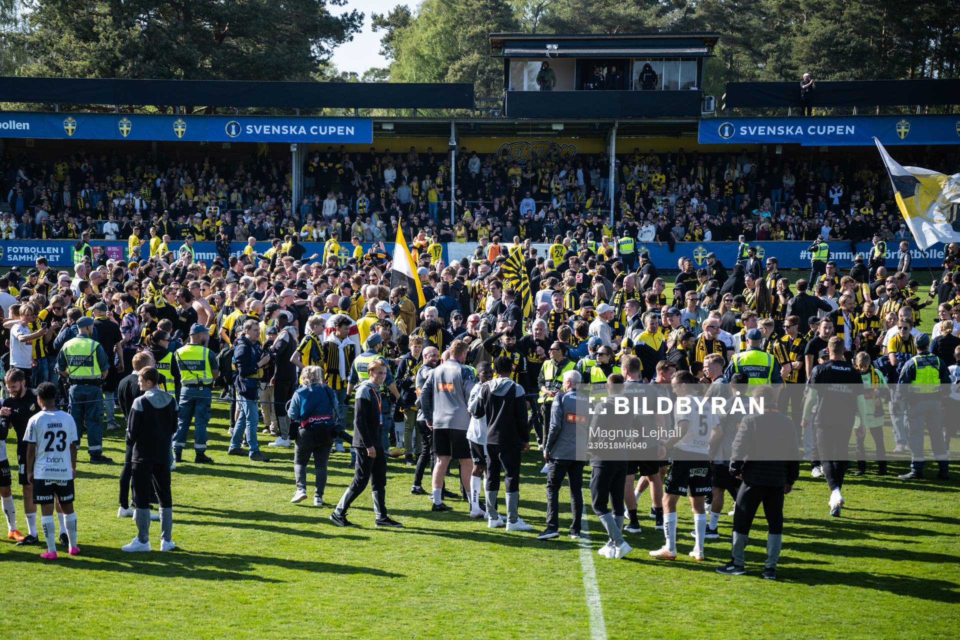 Häckens spelare jublar med supportrar