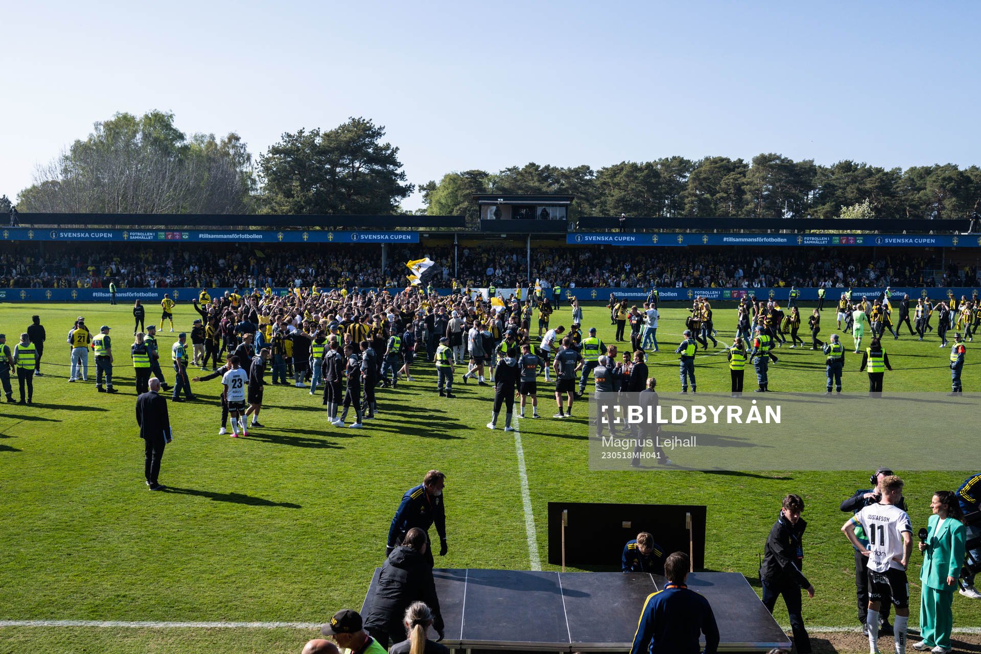 Häckens supportrar och spelare jublar