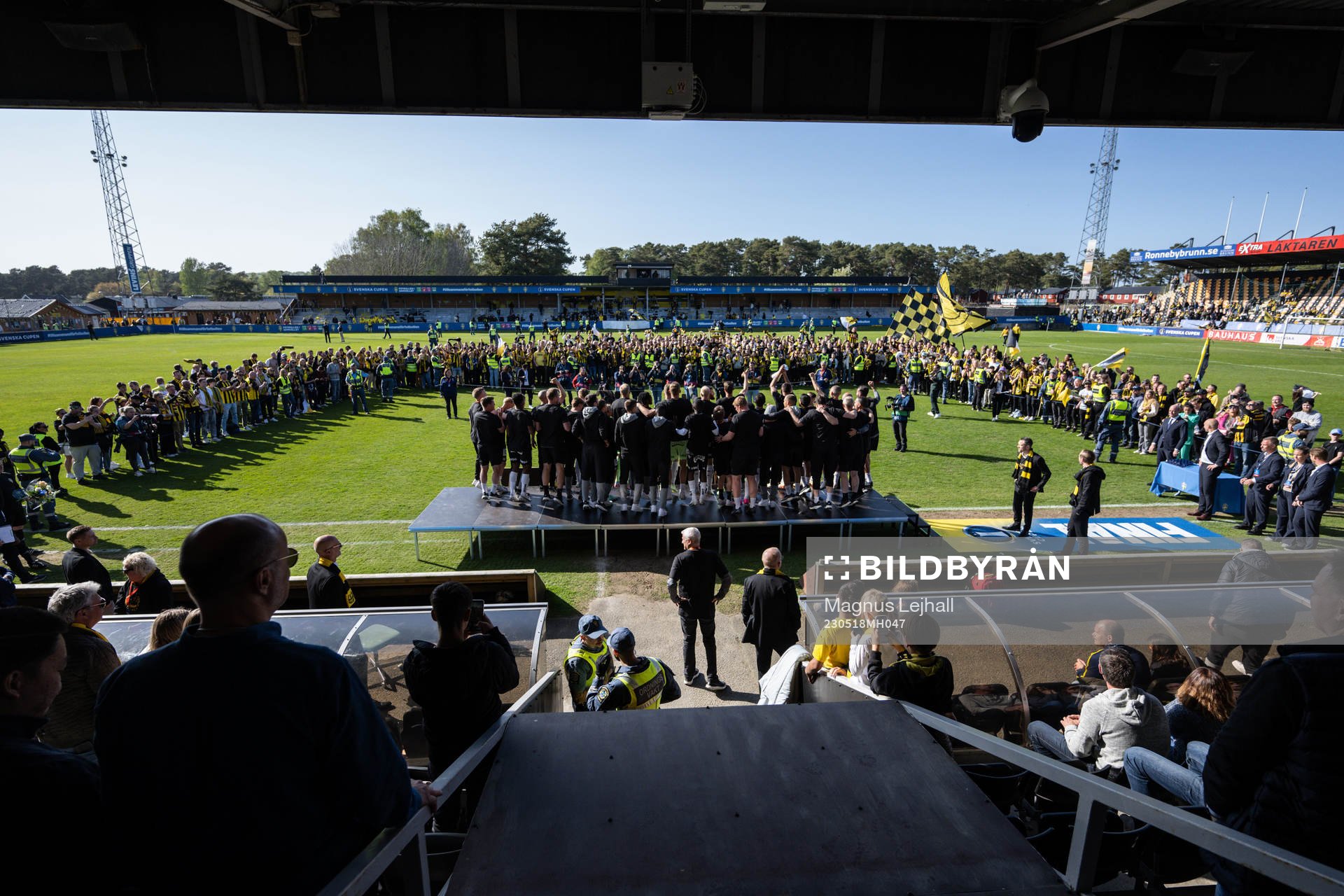 Häckens spelare jublar med pokalen