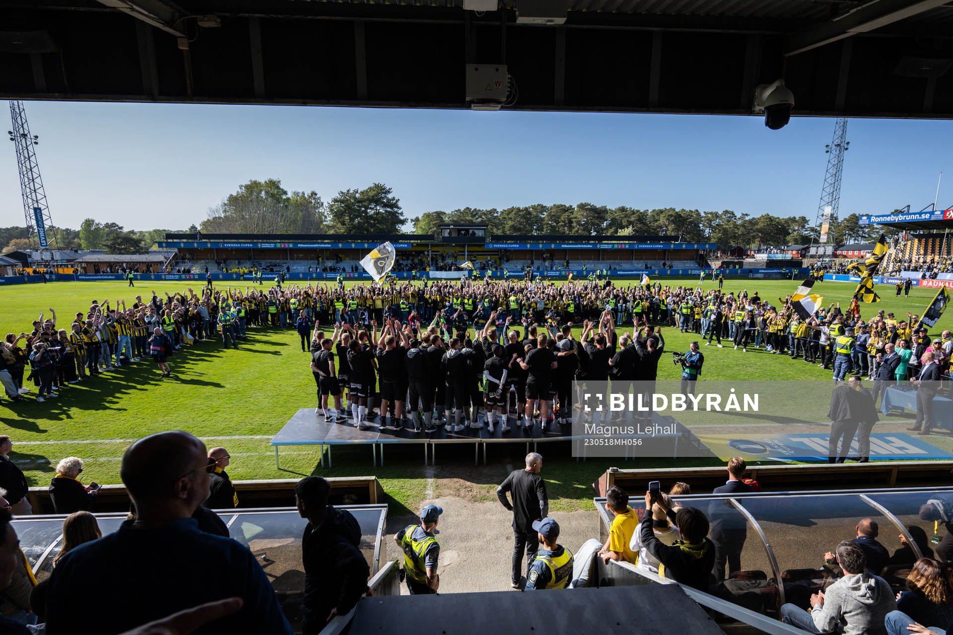 Häckens spelare jublar med pokalen