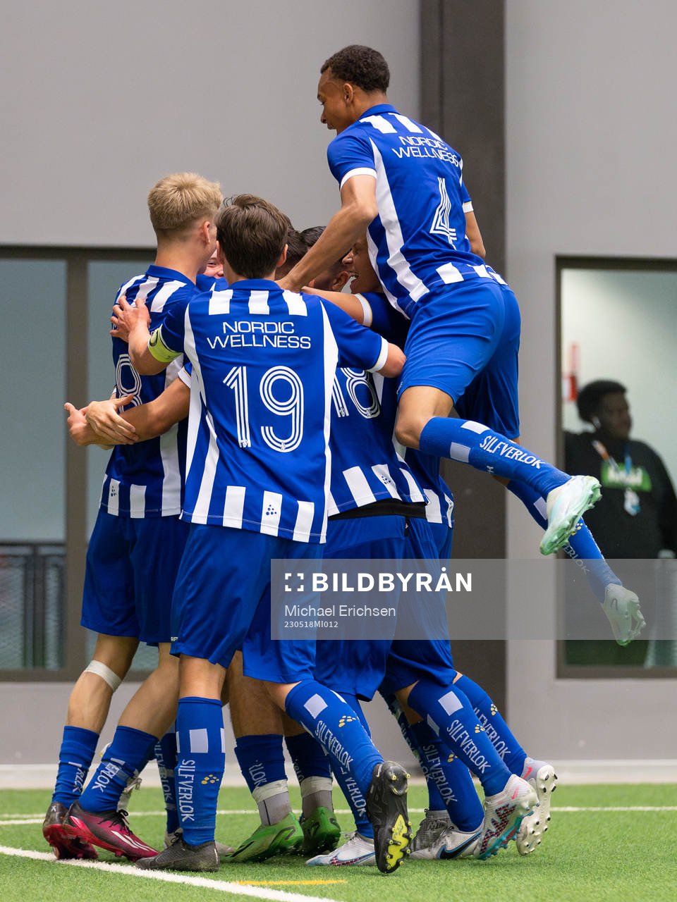 IFK Göteborgs Rasmus Nåfors Dahlin jublar med lagkamrater efter 1-0 under finalen i ligacupen mellan IFK Göteborg och Brommapojkarna den 18 maj 2023 i Göteborg.