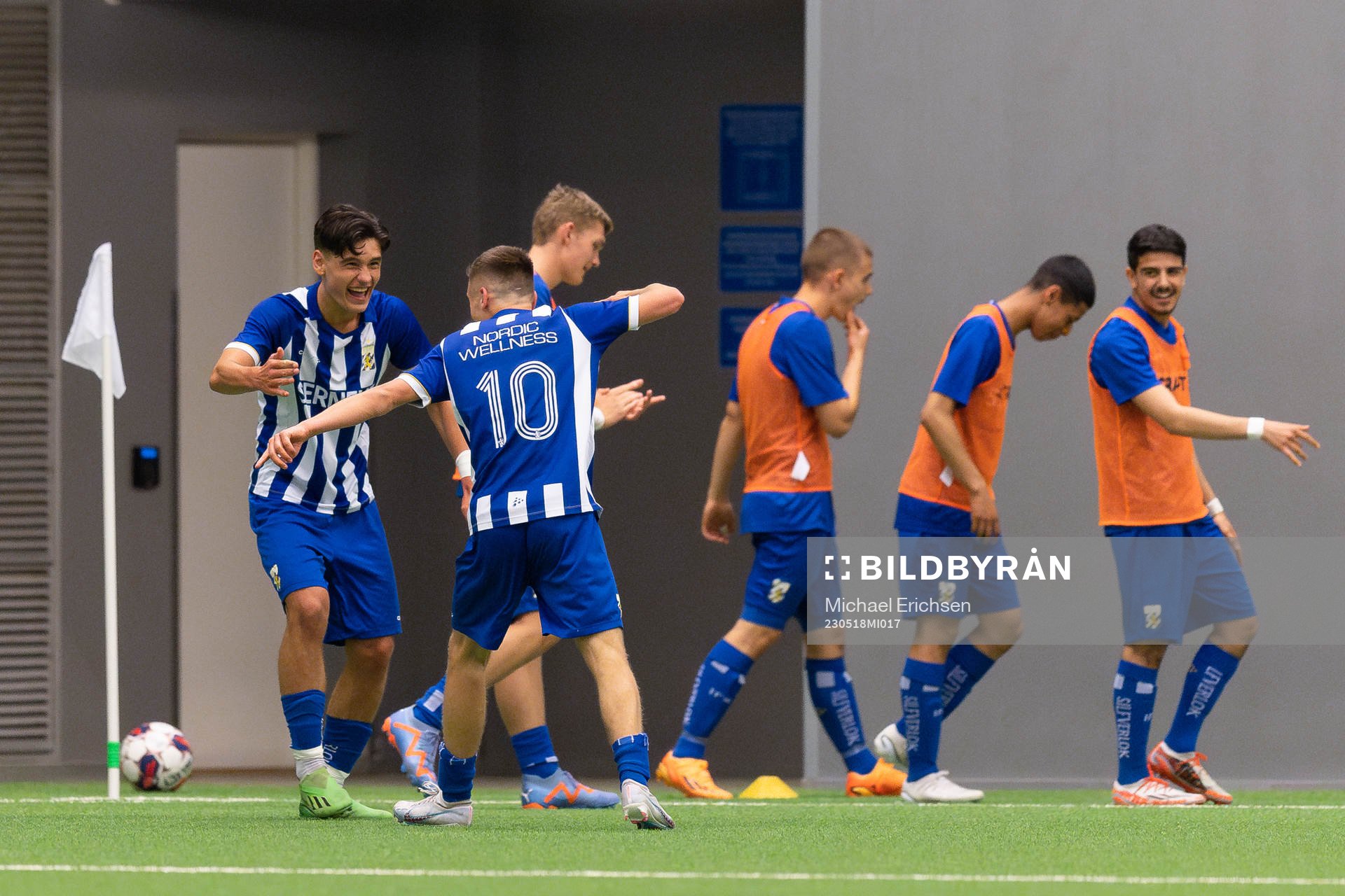 IFK Göteborgs Leon Dusi jublar ihop med Leo Radakovic