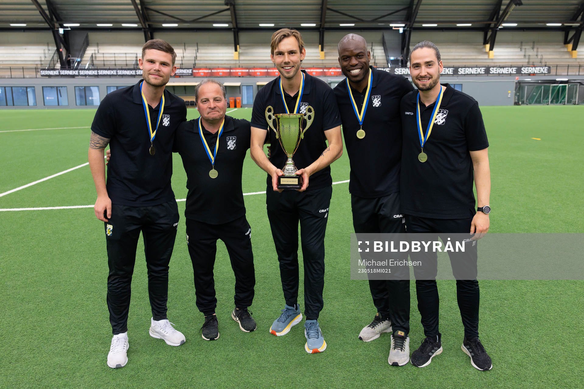 IFK Göteborgs ledare jublar med pokalen