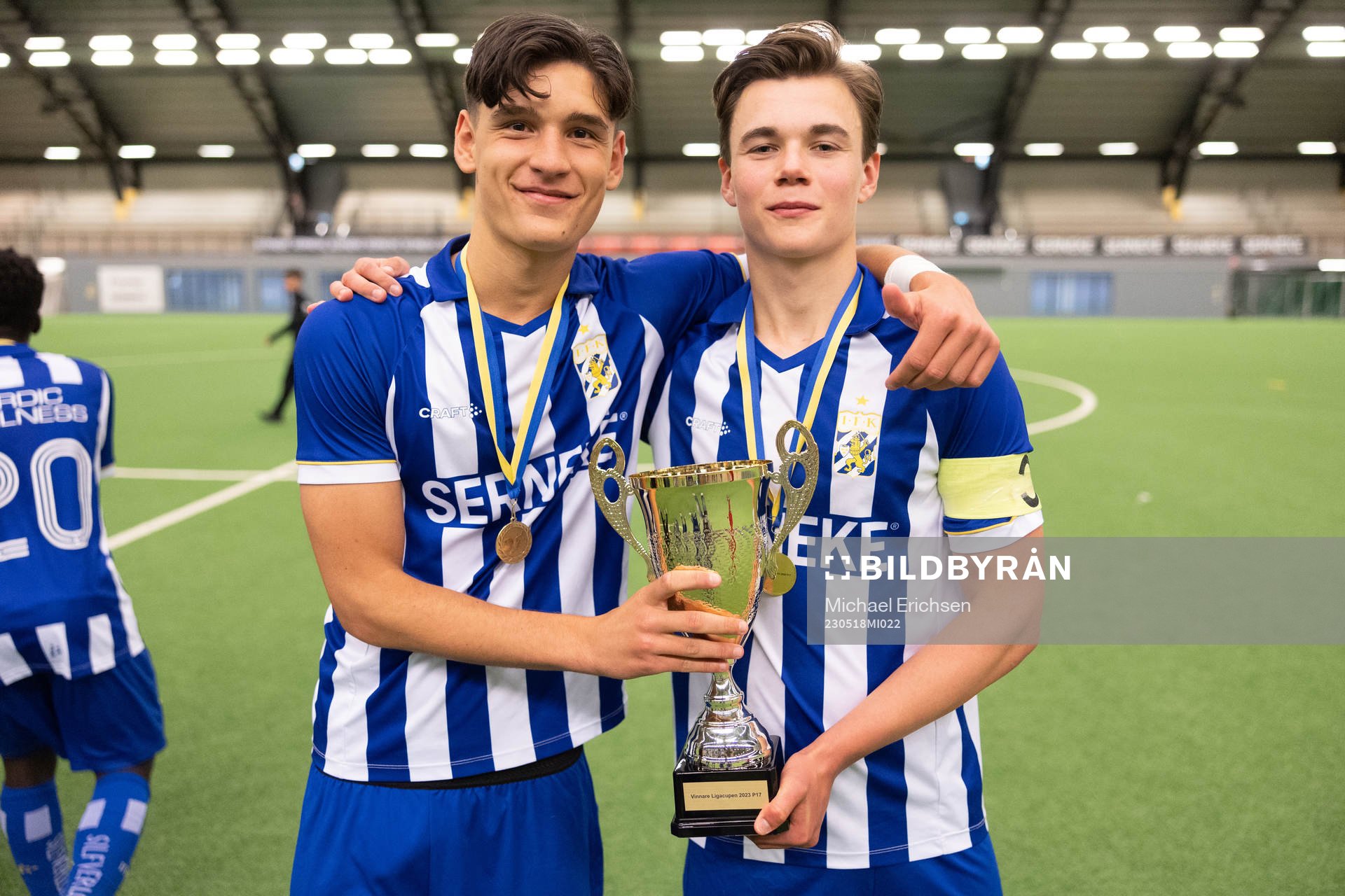 IFK Göteborgs Leon Dusi och Elis Barlind med pokalen