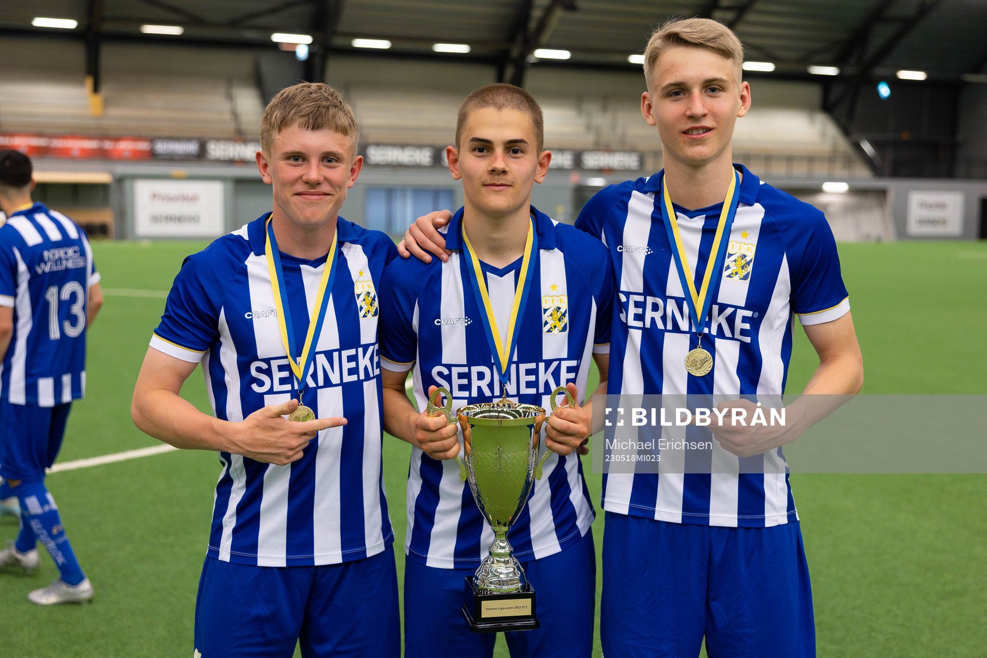 IFK Göteborgs Rasmus Nåfors Dahlin, Erik Nilsson och Nathanel Lundén med pokalen efter finalen i ligacupen mellan IFK Göteborg och Brommapojkarna den 18 maj 2023 i Göteborg.