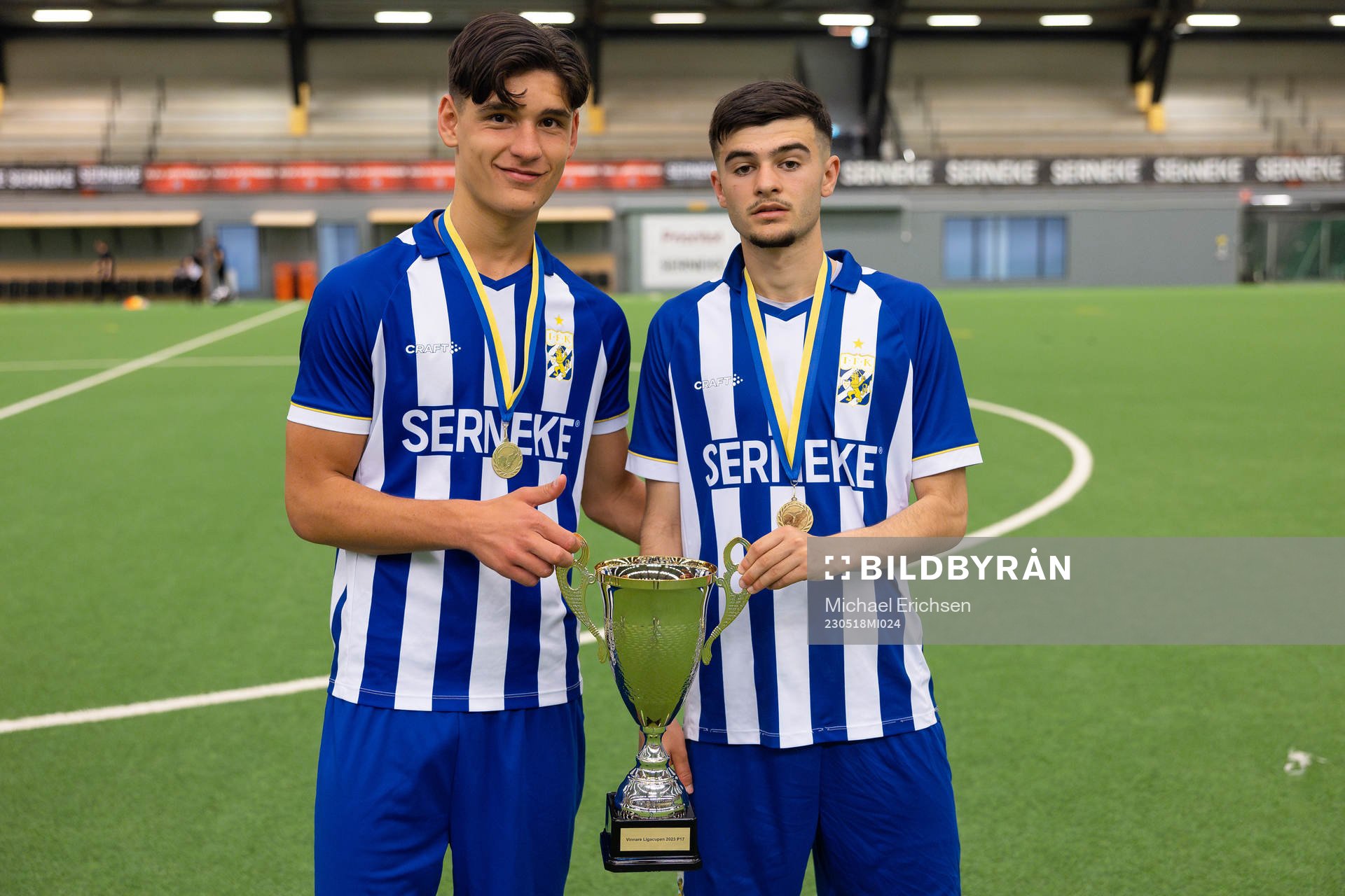 IFK Göteborgs Leon Dusi och Melvin Koliqi med pokalen