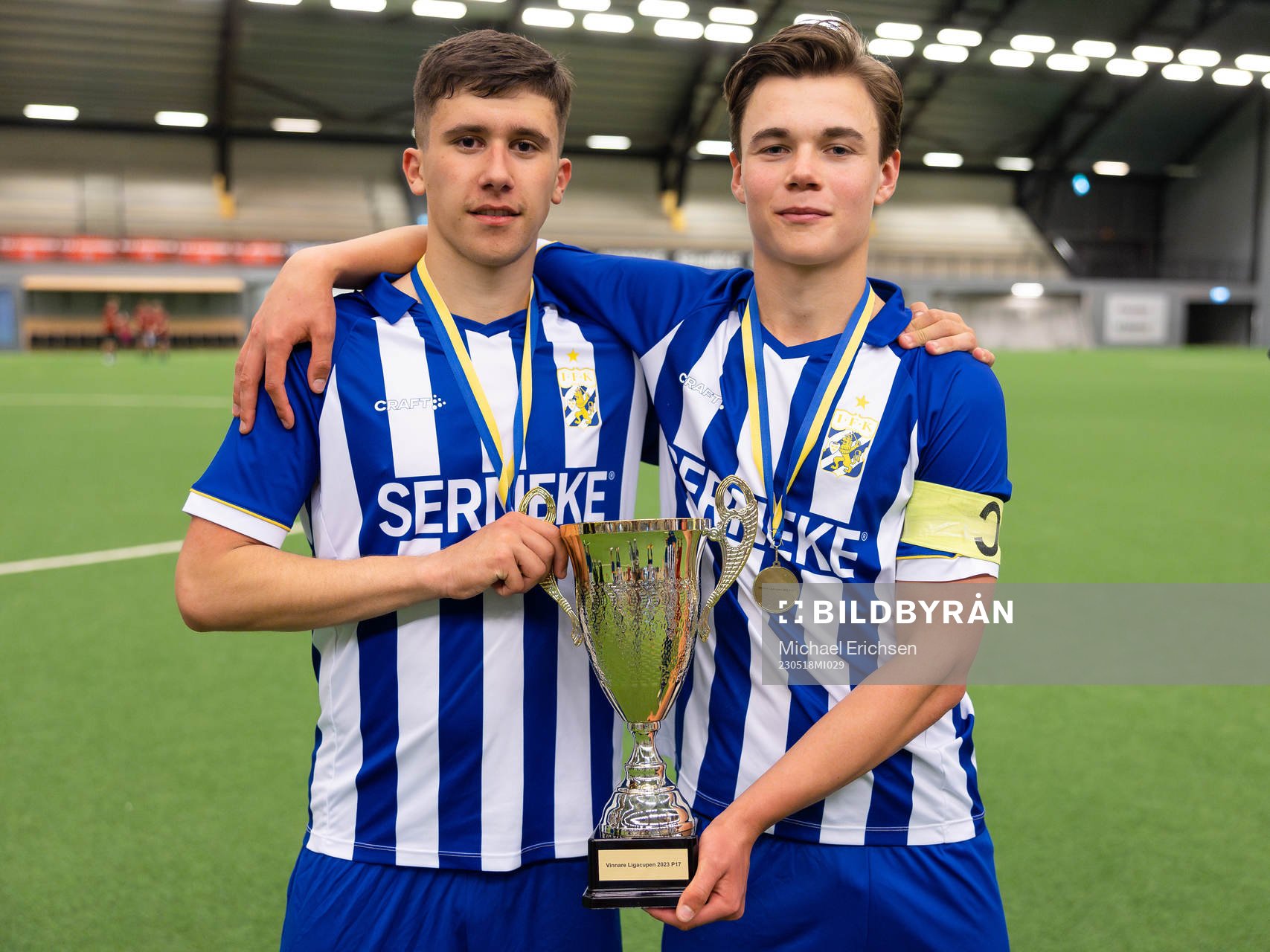 IFK Göteborgs spelare med pokalen