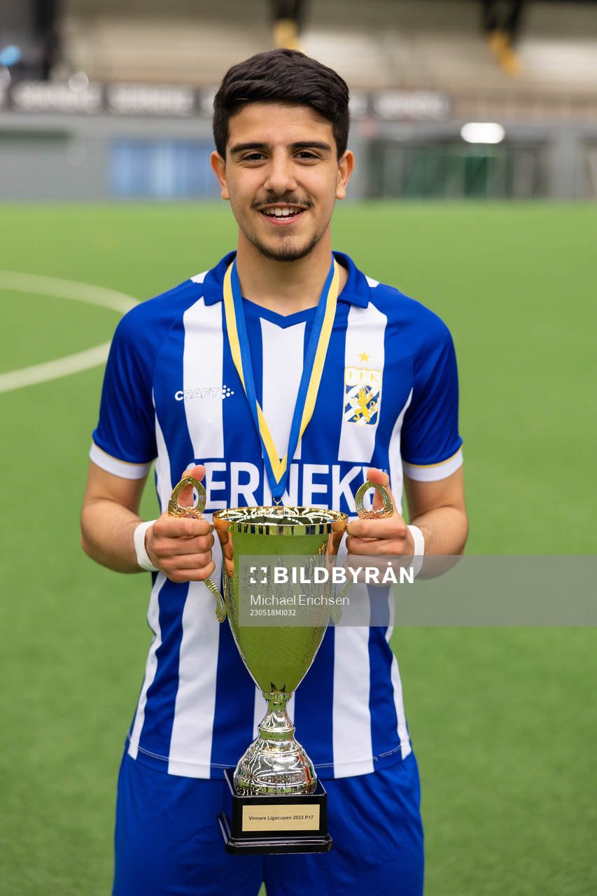 IFK Göteborgs Melvin Koliqi med pokalen