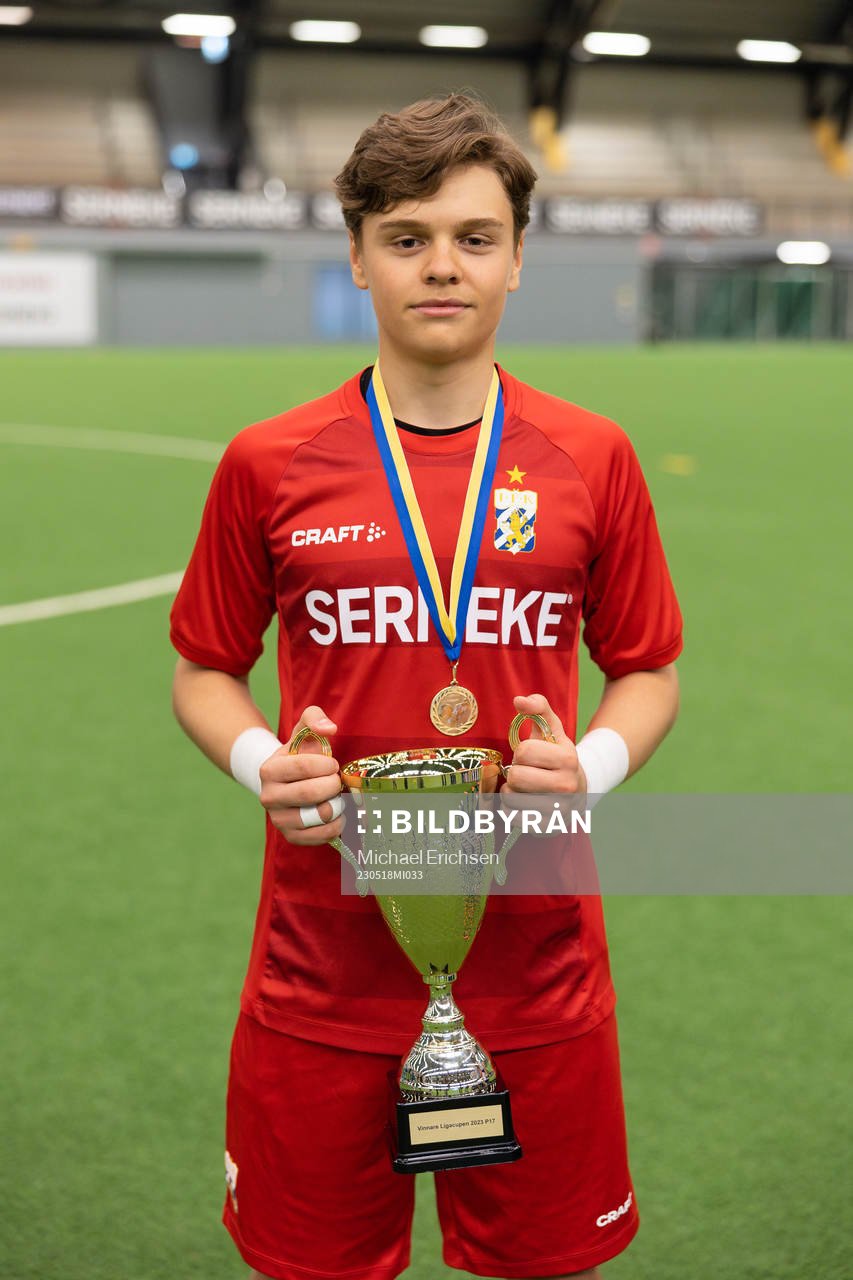 IFK Göteborgs målvakt Linus Dahlgren med pokalen