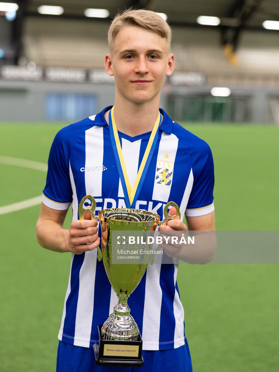 IFK Göteborgs Nathanel Lundén med pokalen efter finalen i ligacupen mellan IFK Göteborg och Brommapojkarna den 18 maj 2023 i Göteborg.