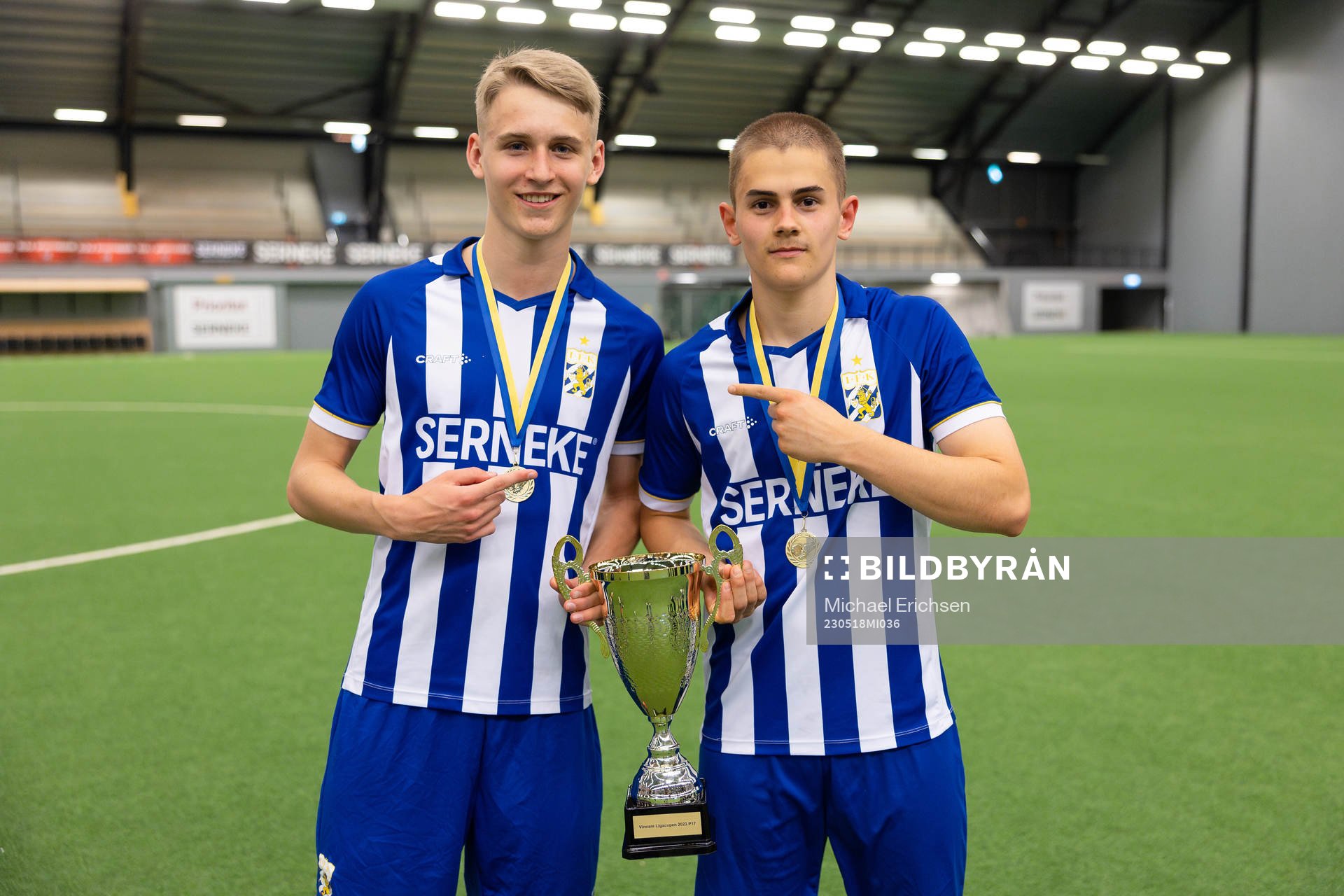 IFK Göteborgs spelare med pokalen