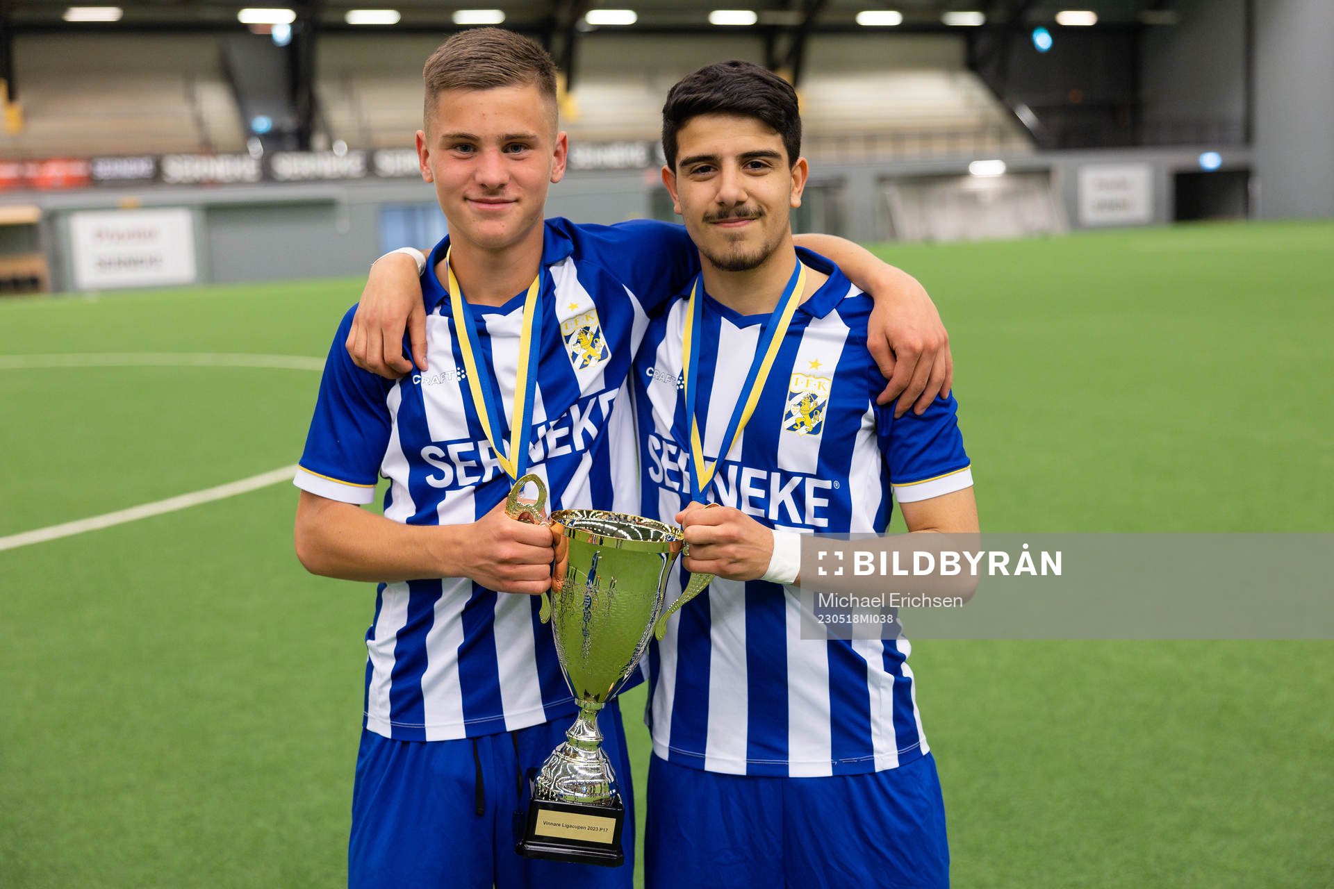 IFK Göteborgs spelare med pokalen