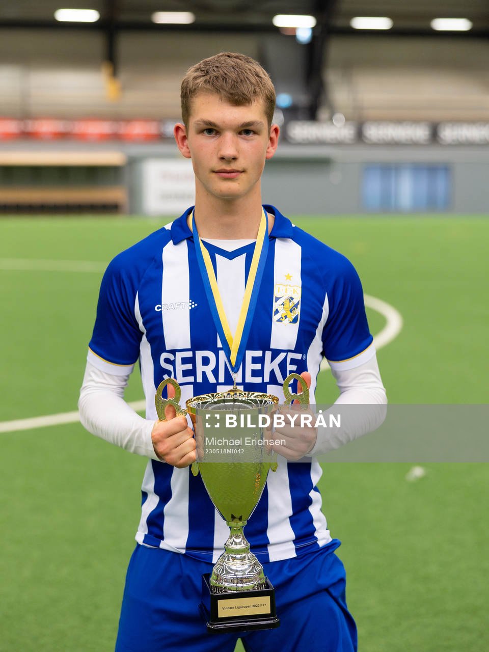 En IFK Göteborgs spelare med pokalen