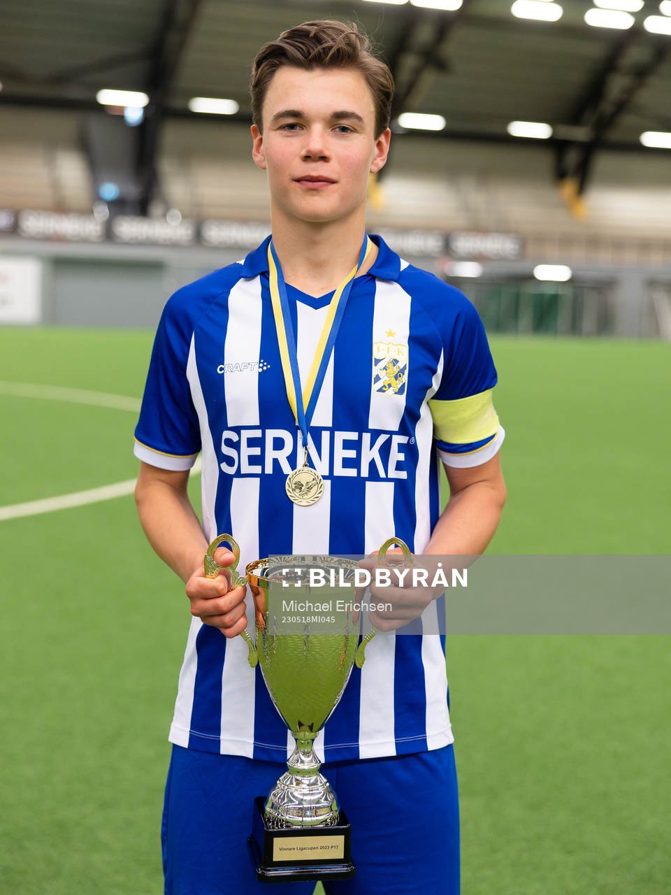 IFK Göteborgs Elis Barlind med pokalen