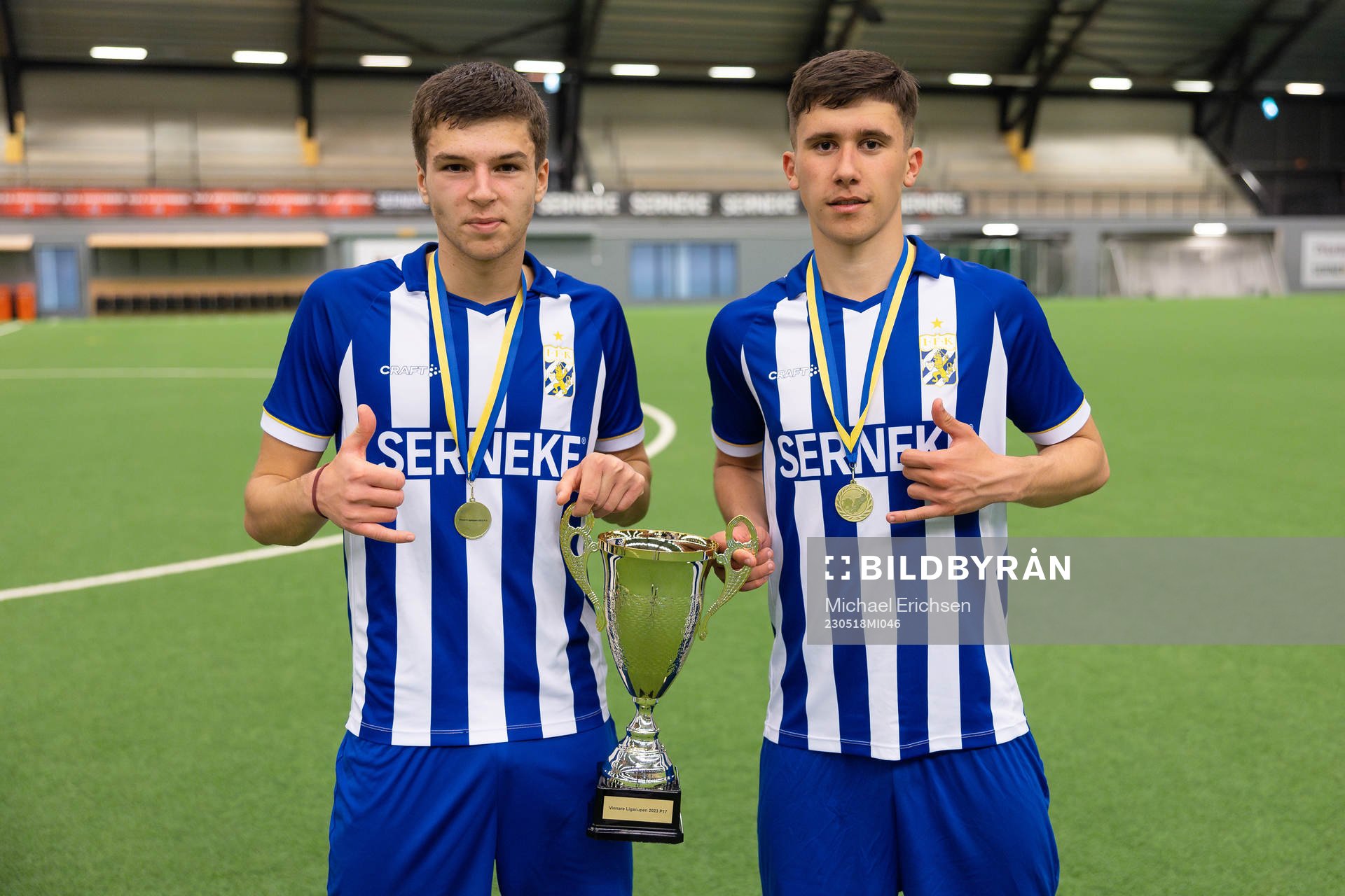 IFK Göteborgs spelare med pokalen