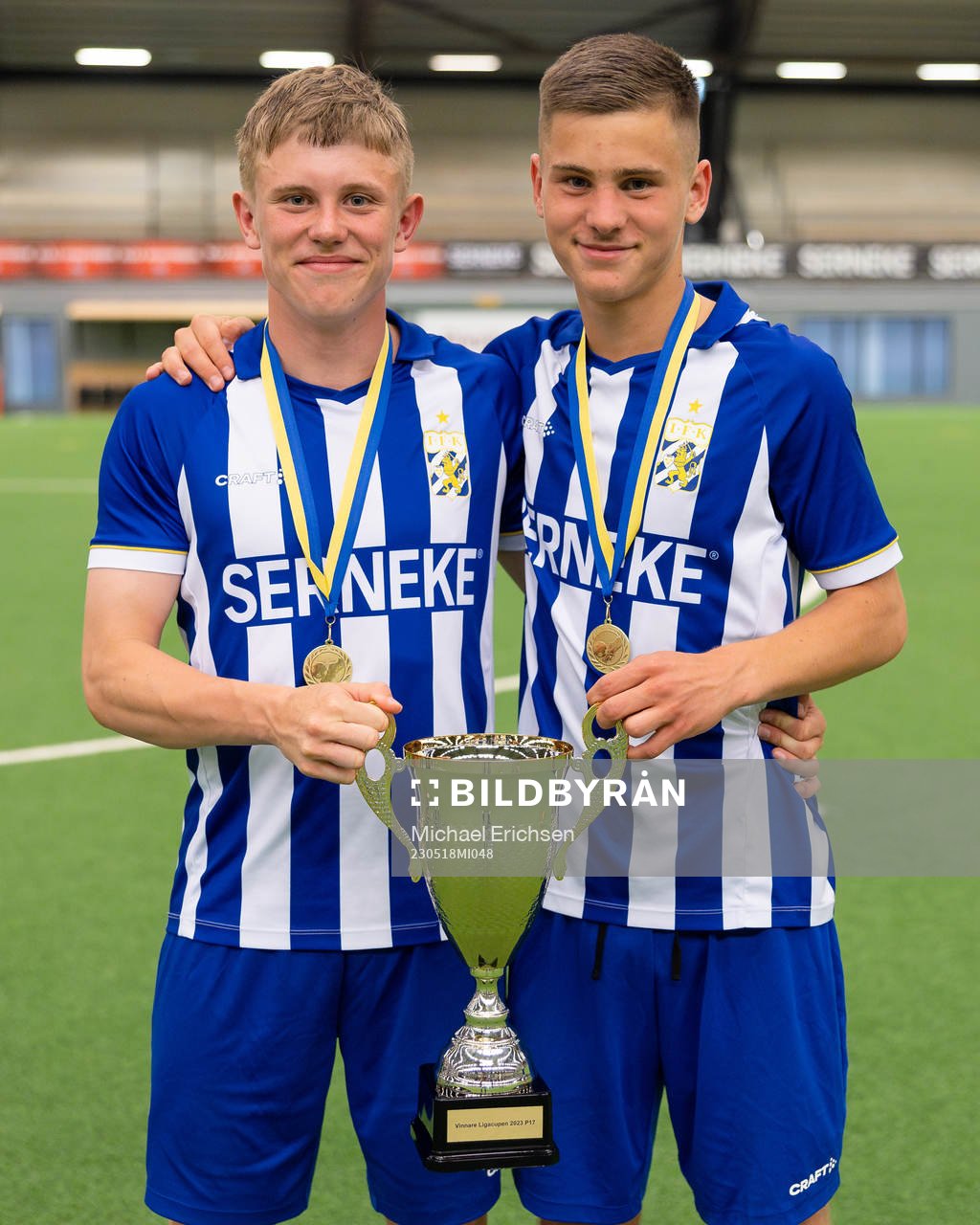 IFK Göteborgs spelare med pokalen