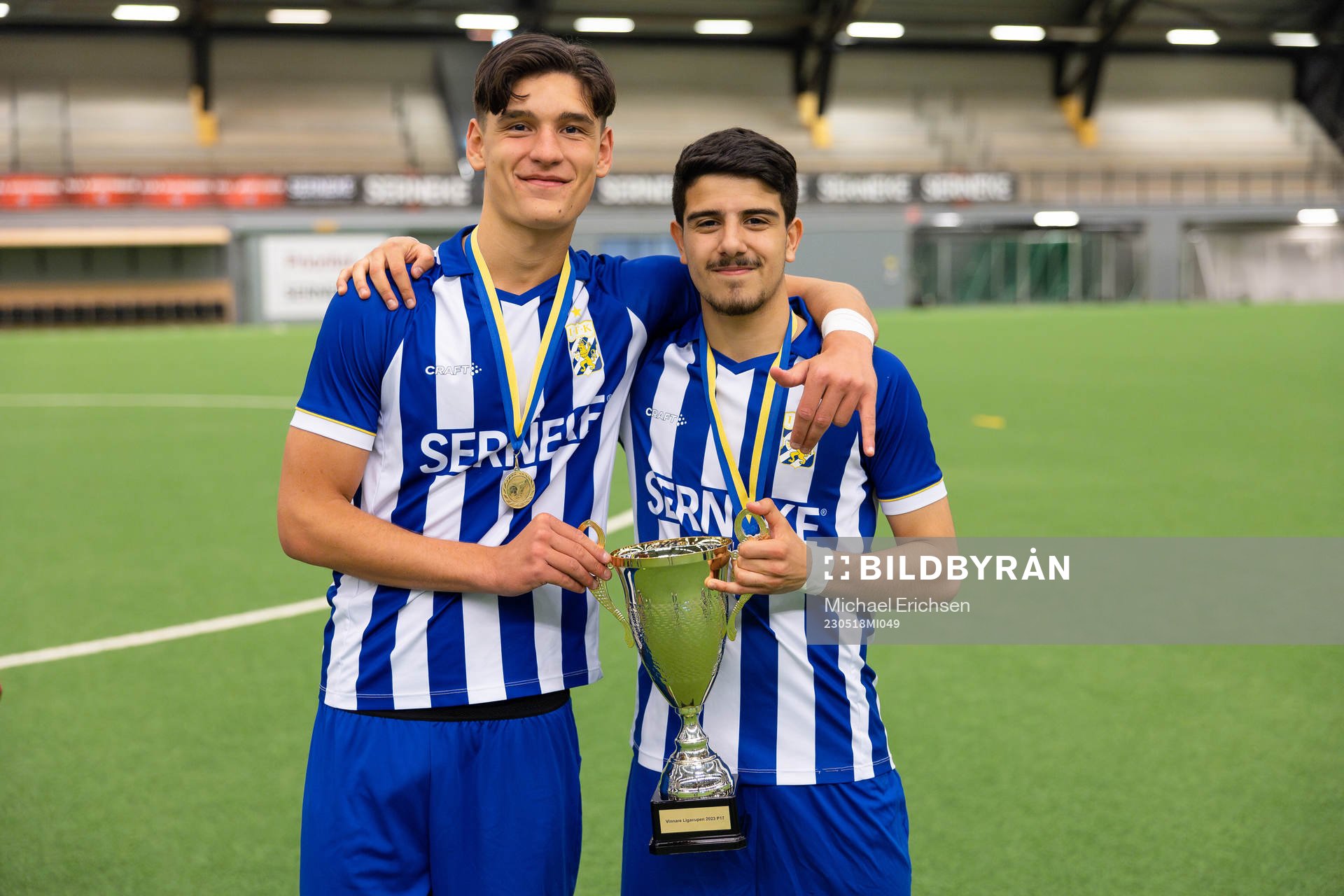 IFK Göteborgs Leon Dusi och Melvin Koliqi  med pokalen