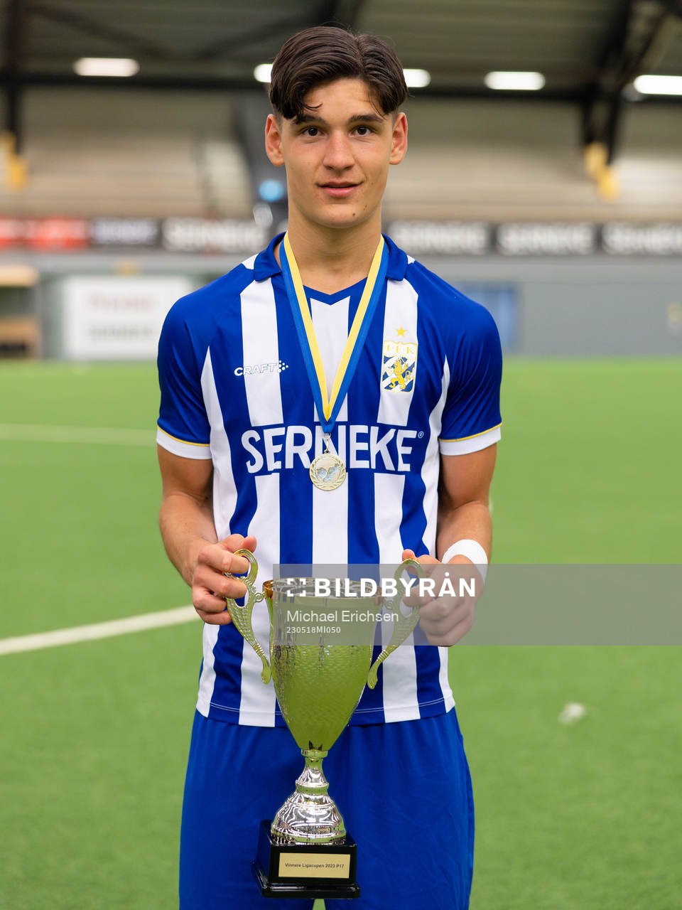 IFK Göteborgs Leon Dusi med pokalen efter finalen i ligacupen mellan IFK Göteborg och Brommapojkarna den 18 maj 2023 i Göteborg.