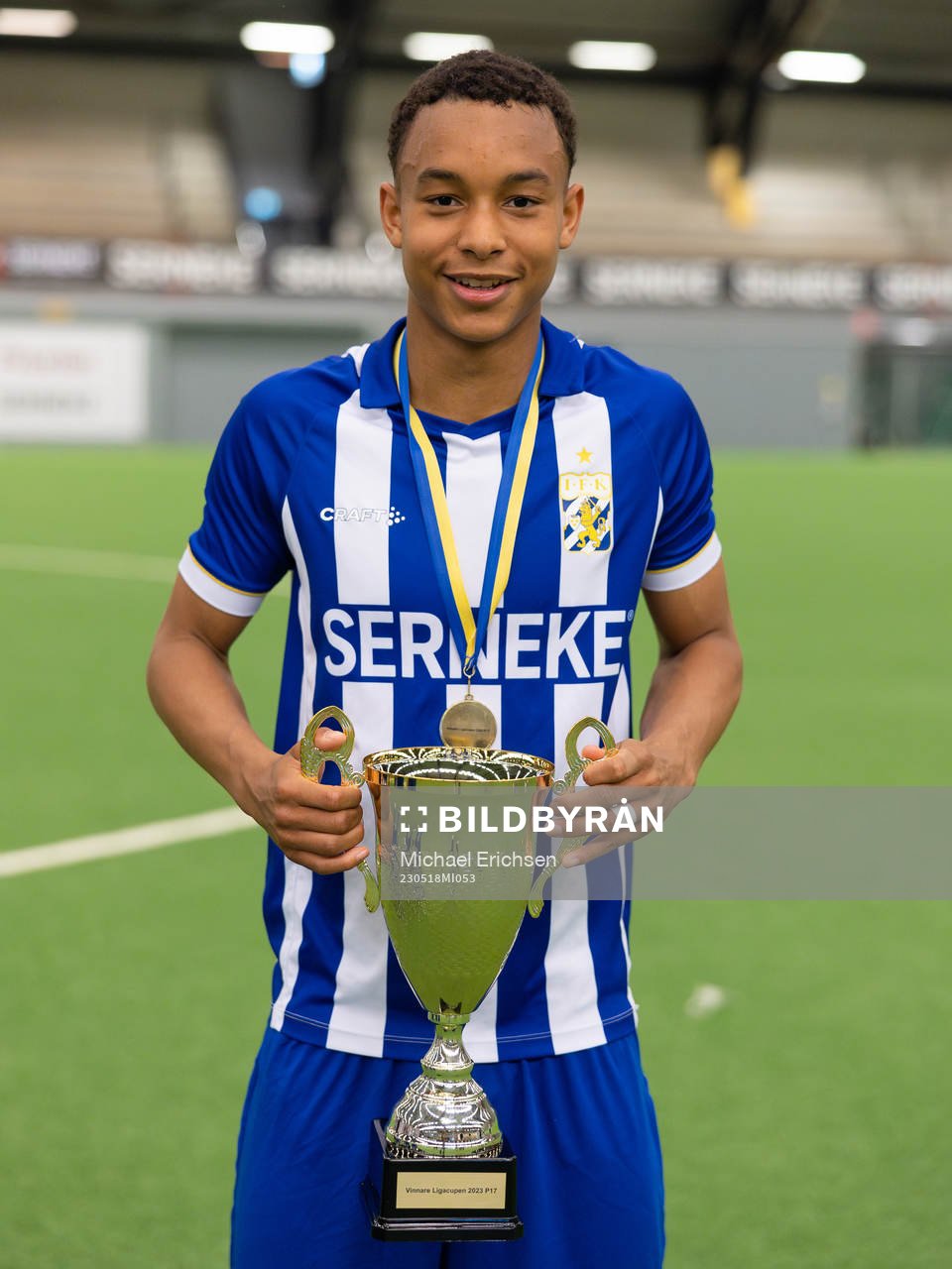 IFK Göteborgs Ben Magnusson med pokalen efter finalen i ligacupen mellan IFK Göteborg och Brommapojkarna den 18 maj 2023 i Göteborg.