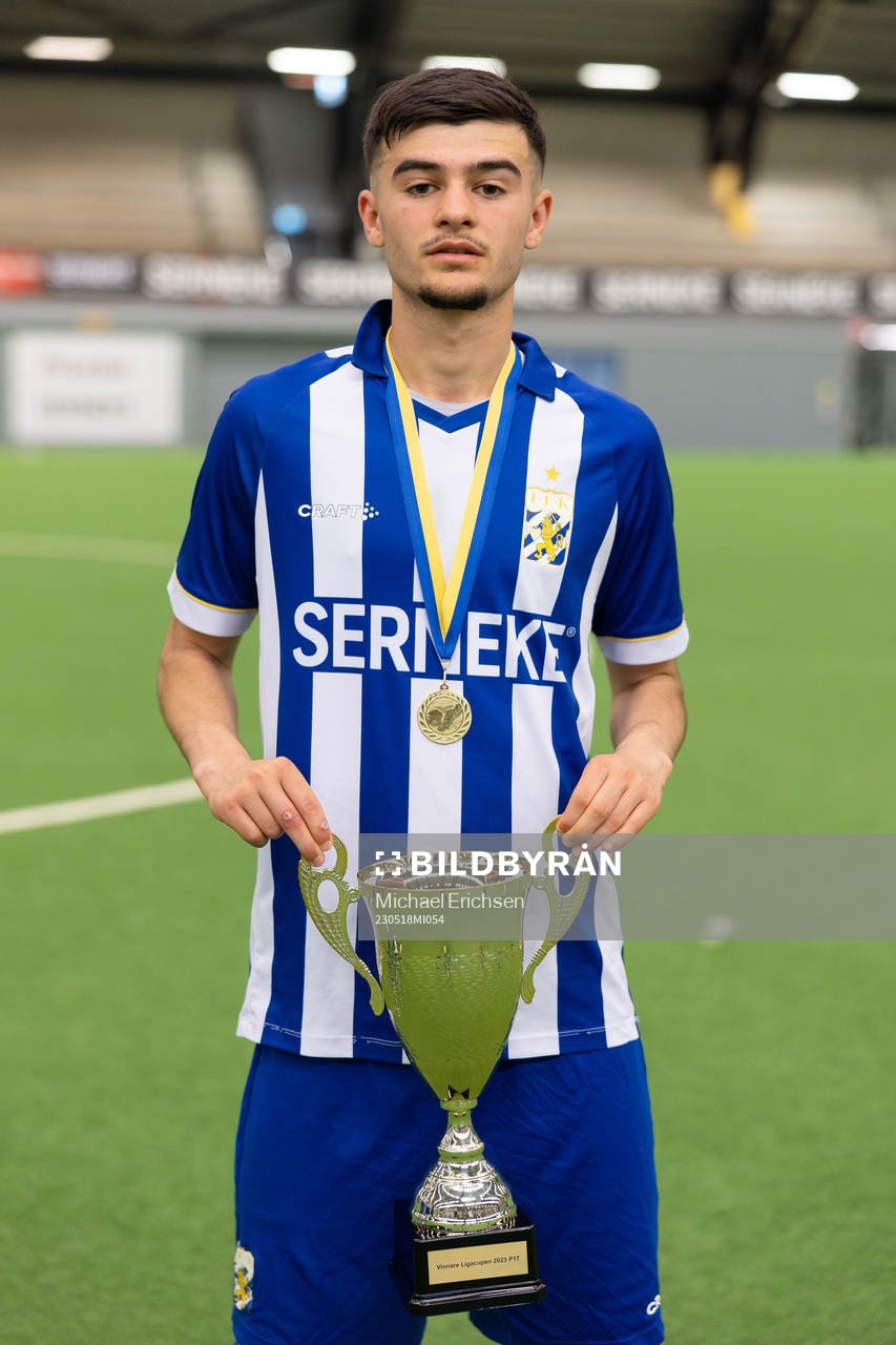 IFK Göteborgs Melvin Koliqi med pokalen