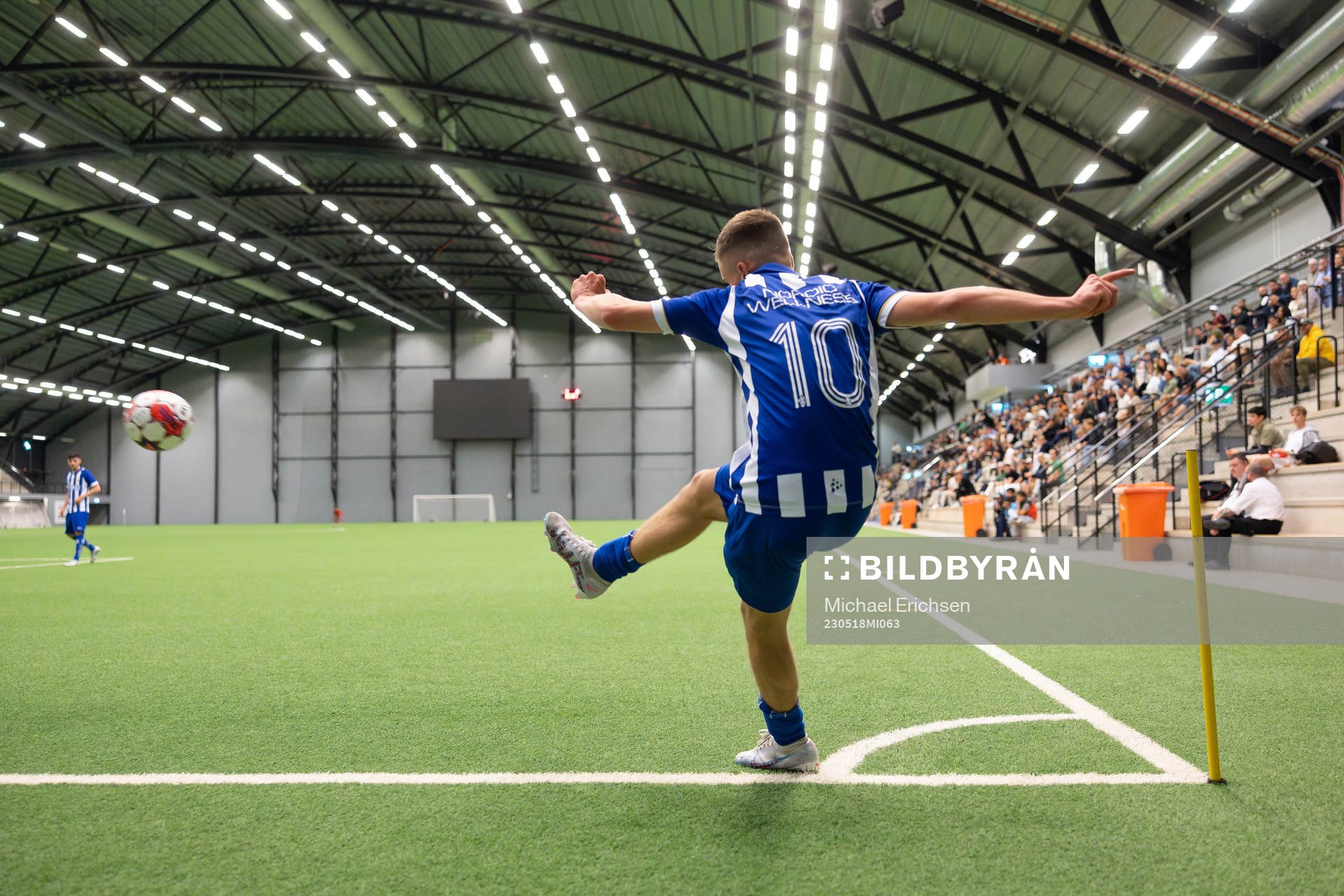 IFK Göteborgs Leo Radakovic slår en hörna under finalen i ligacupen mellan IFK Göteborg och Brommapojkarna den 18 maj 2023 i Göteborg.
