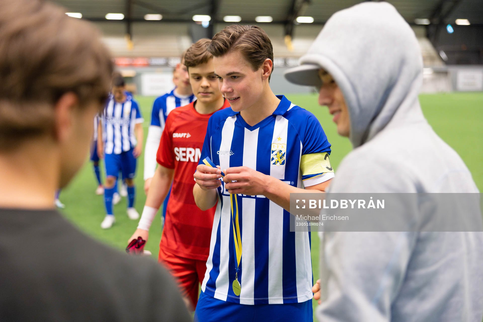 IFK Göteborgs Elis Barlind får medalj efter finalen i ligacupen mellan IFK Göteborg och Brommapojkarna den 18 maj 2023 i Göteborg.