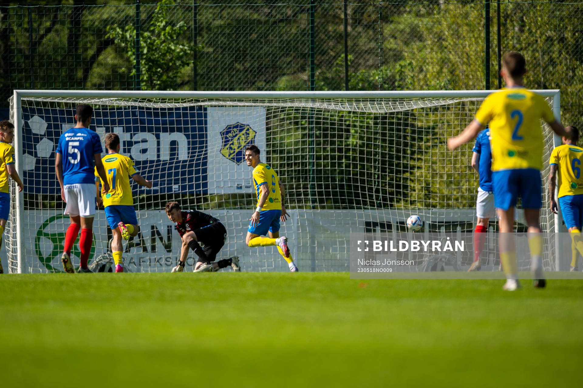 Eskilsminne IFs André Reinholdsson gör 1-0 på¨straff