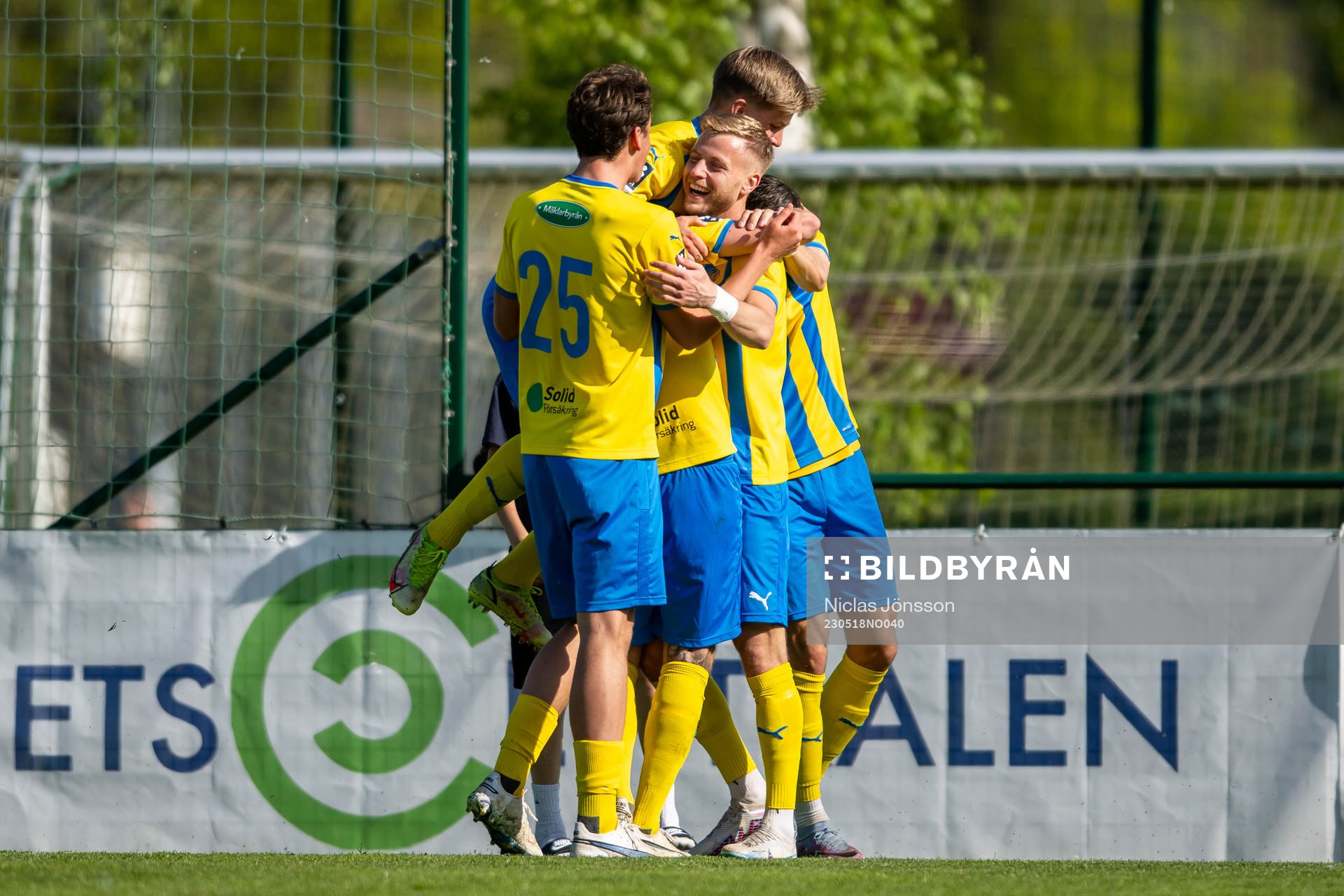 Eskilsminne IFs Oliver Åkerman jublar