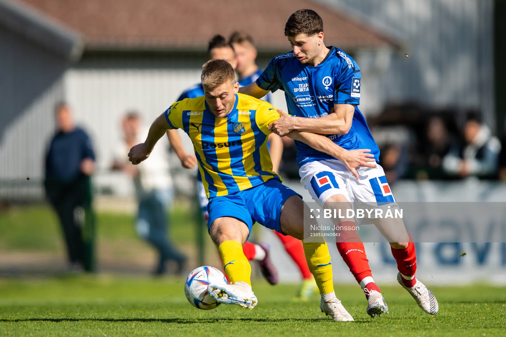 Eskilsminne IFs Dragos Daniel Farcas Lohan och Åtvidabergs FFs Emanuel Chabo under fotbollsmatchen i Division 1 Södra mellan Eskilsminne och Åtvidaberg den 18 maj 2023 i Helsingborg.