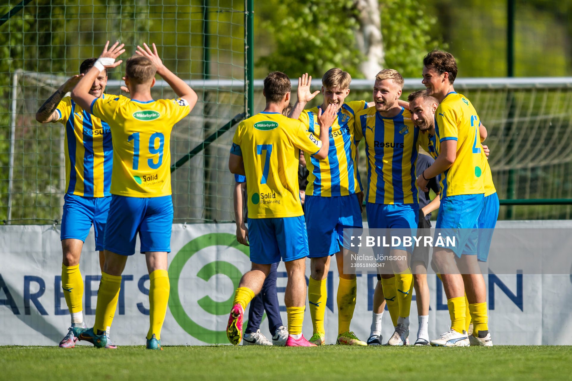 Eskilsminne IFs Hampus Stoltz, Oliver Åkerman och Casper Seger jublar efter 2-0 under fotbollsmatchen i Division 1 Södra mellan Eskilsminne och Åtvidaberg den 18 maj 2023 i Helsingborg.