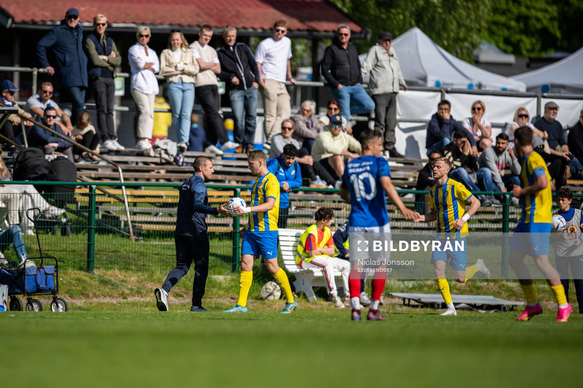 Eskilsminne IFs tränare Patrik Ingelsten i samspråk med