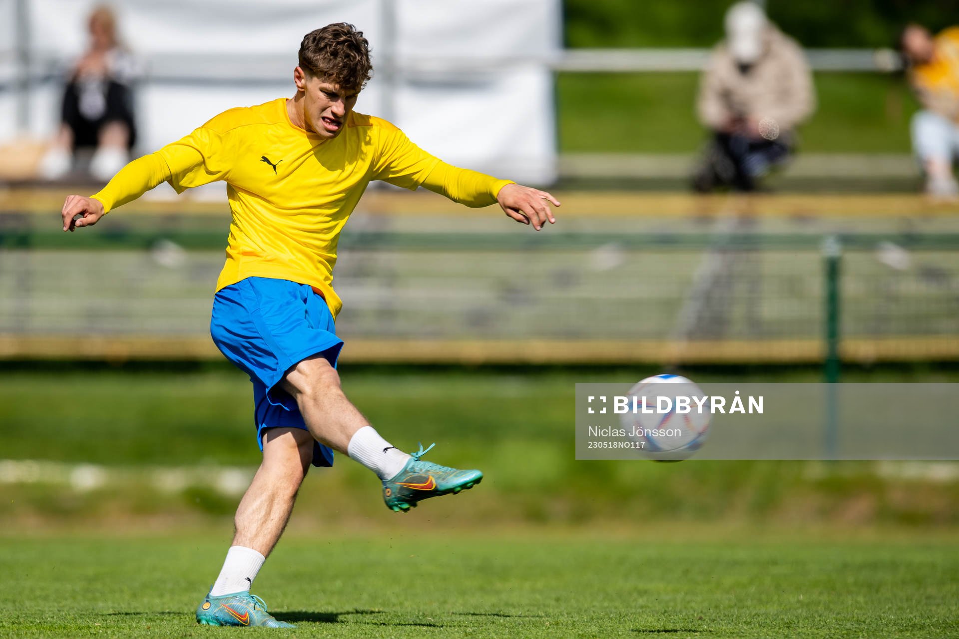 Eskilsminne IFs Max Persson under uppvärmningen inför fotbollsmatchen i Division 1 Södra mellan Eskilsminne och Åtvidaberg den 18 maj 2023 i Helsingborg.