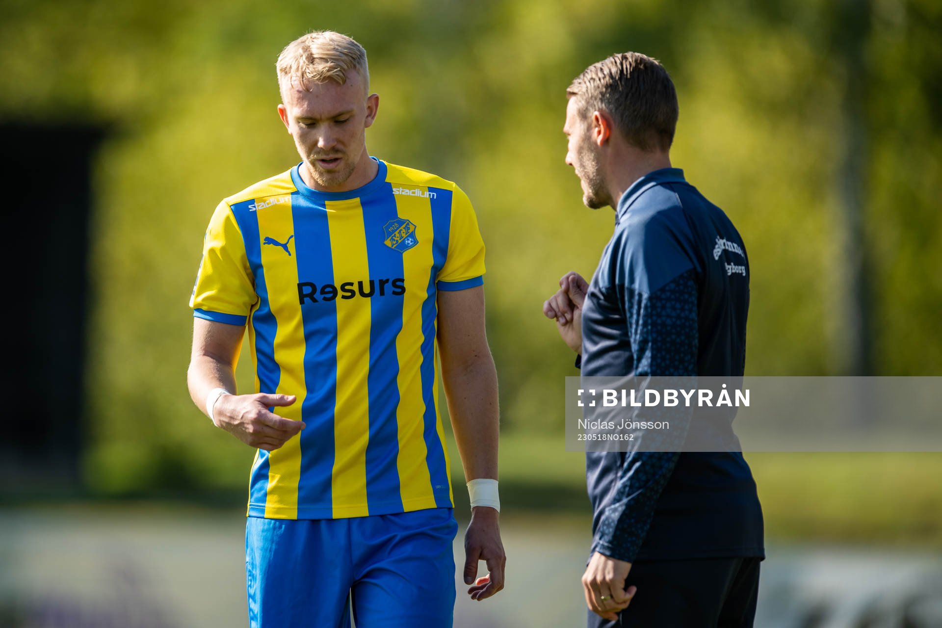 Eskilsminne IFs Robin Wendin Thomasson i samspråk med tränare Patrik Ingelsten under fotbollsmatchen i Division 1 Södra mellan Eskilsminne och Åtvidaberg den 18 maj 2023 i Helsingborg.