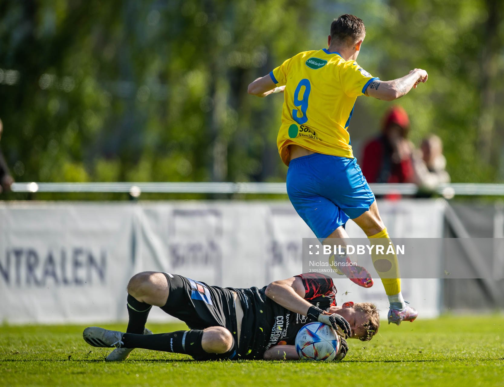 Åtvidabergs FFs målvakt Hugo Claesson kamp med Eskilsminne IFs André Reinholdsson under fotbollsmatchen i Division 1 Södra mellan Eskilsminne och Åtvidaberg den 18 maj 2023 i Helsingborg.