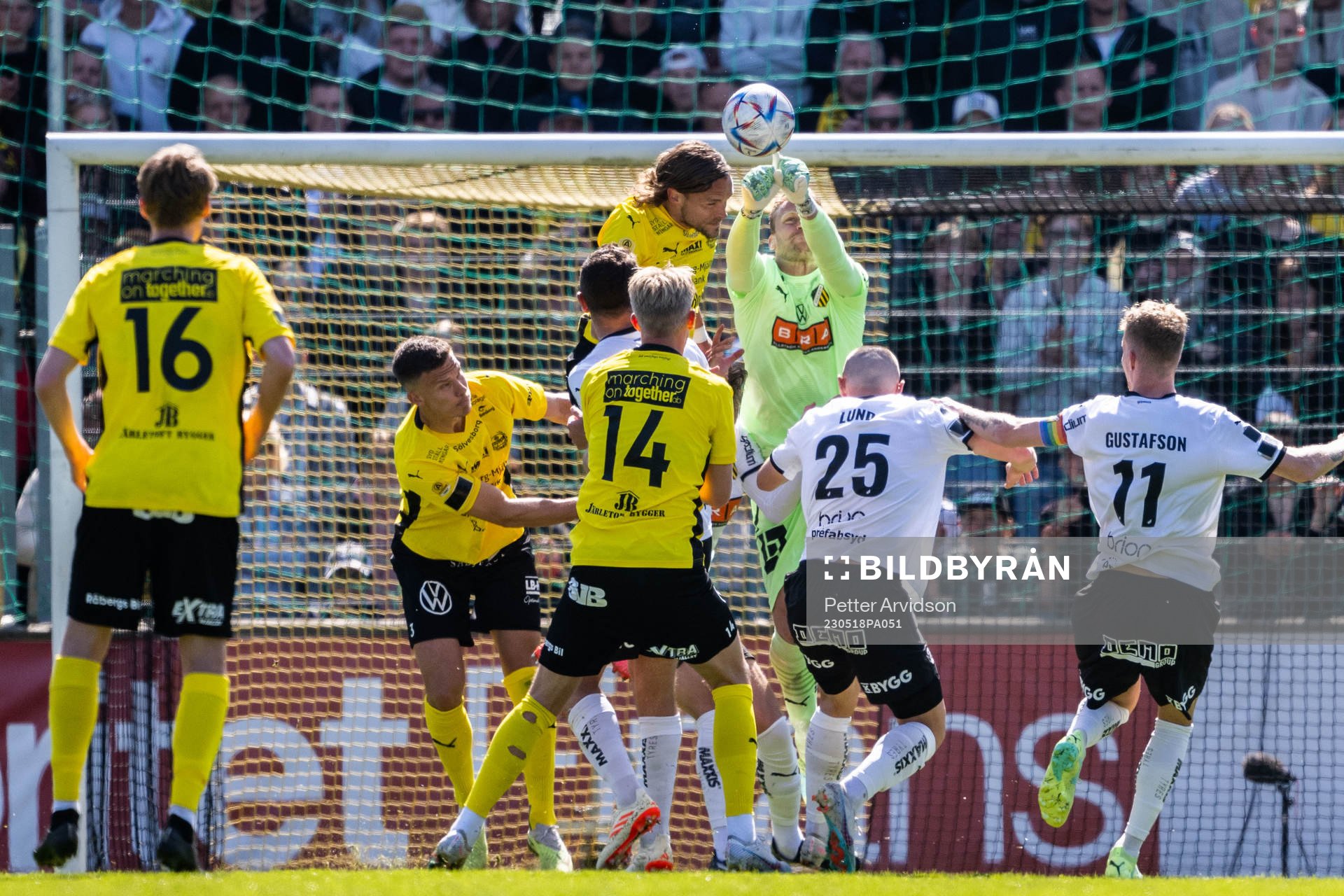 Mjällbys Tom Pettersson och Häckens målvakt Peter