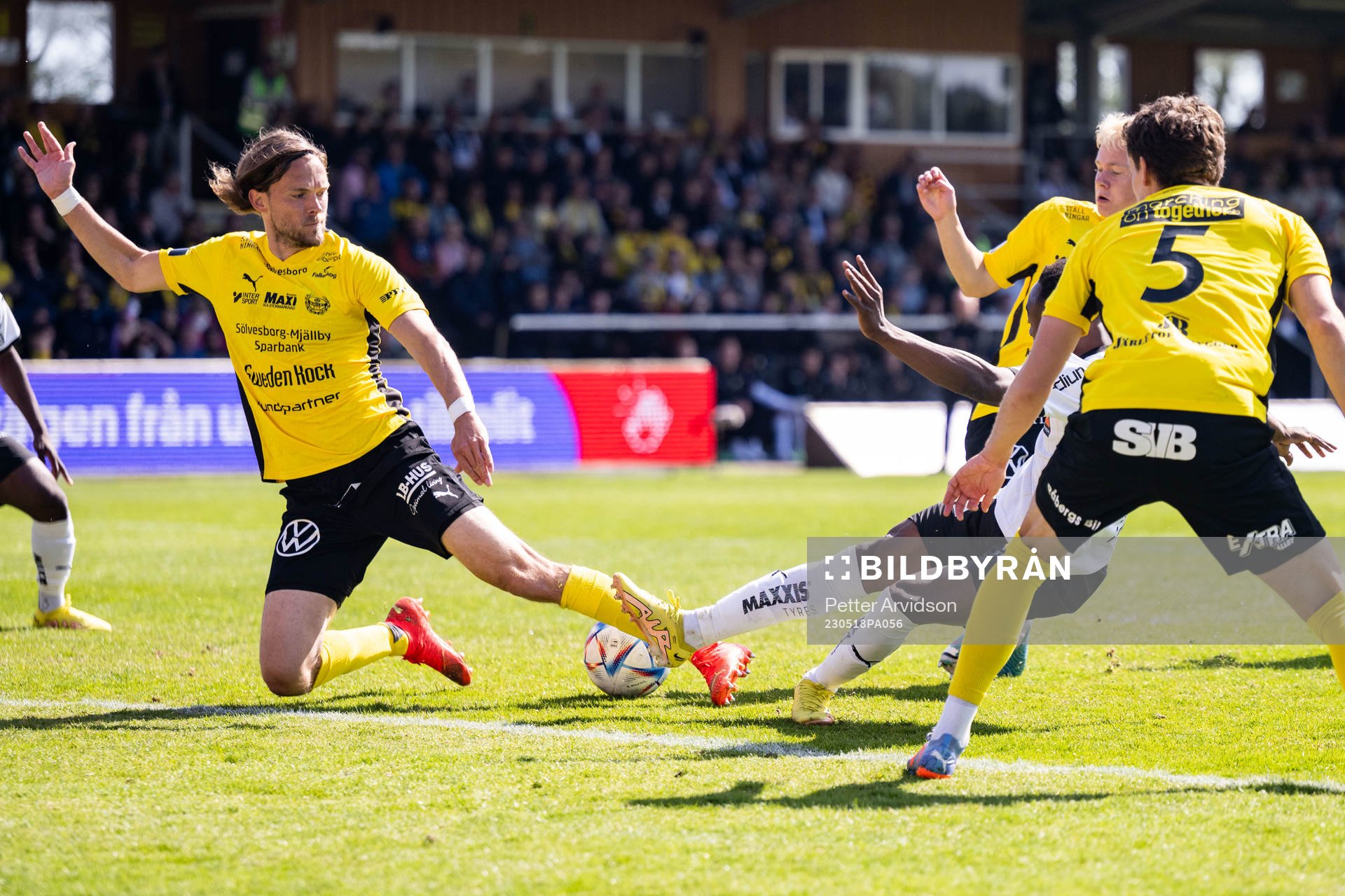 Mjällbys Tom Pettersson mot Häckens Benie Adama Traore
