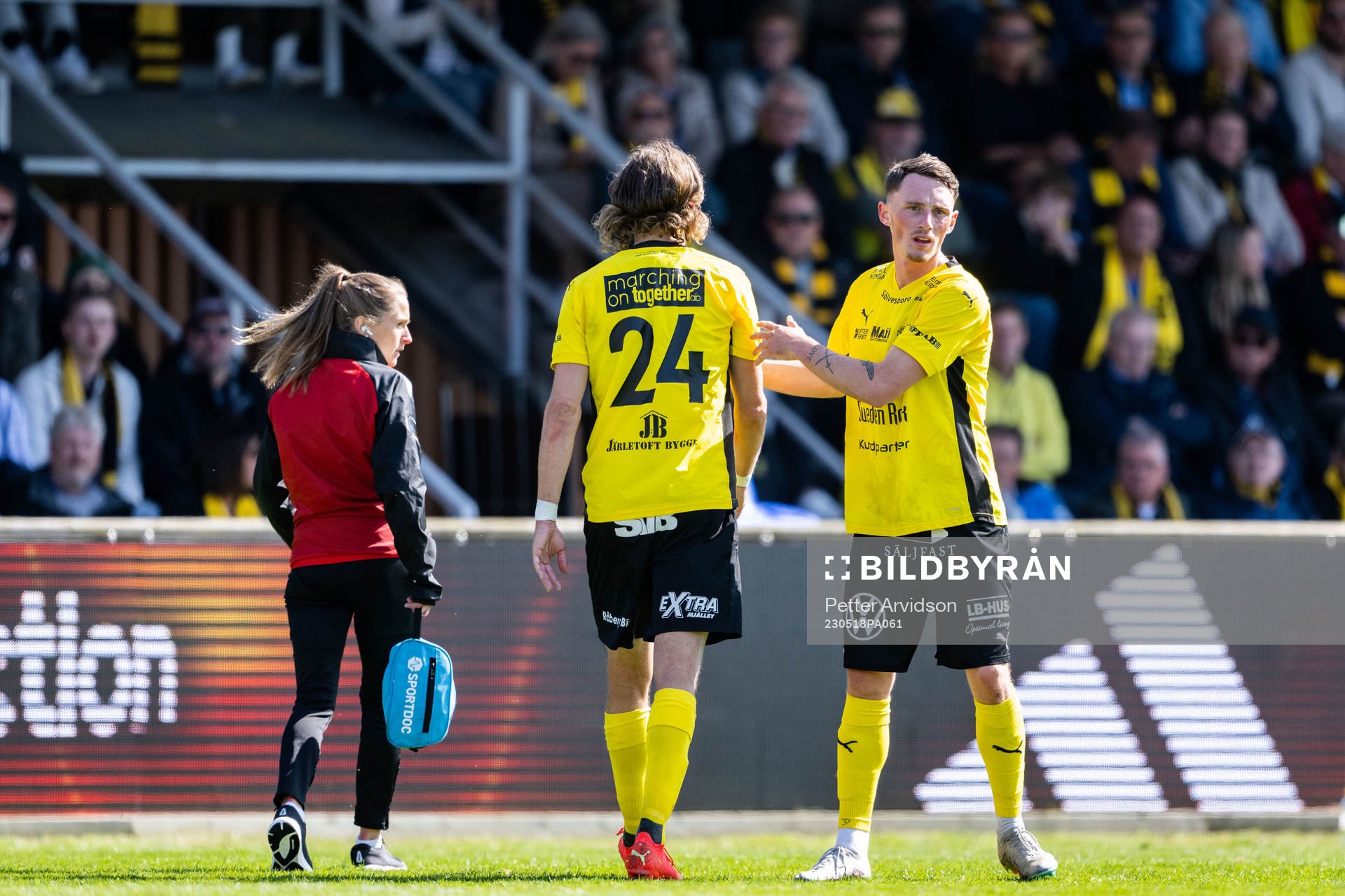 Mjällbys Tom Pettersson lämnar planen