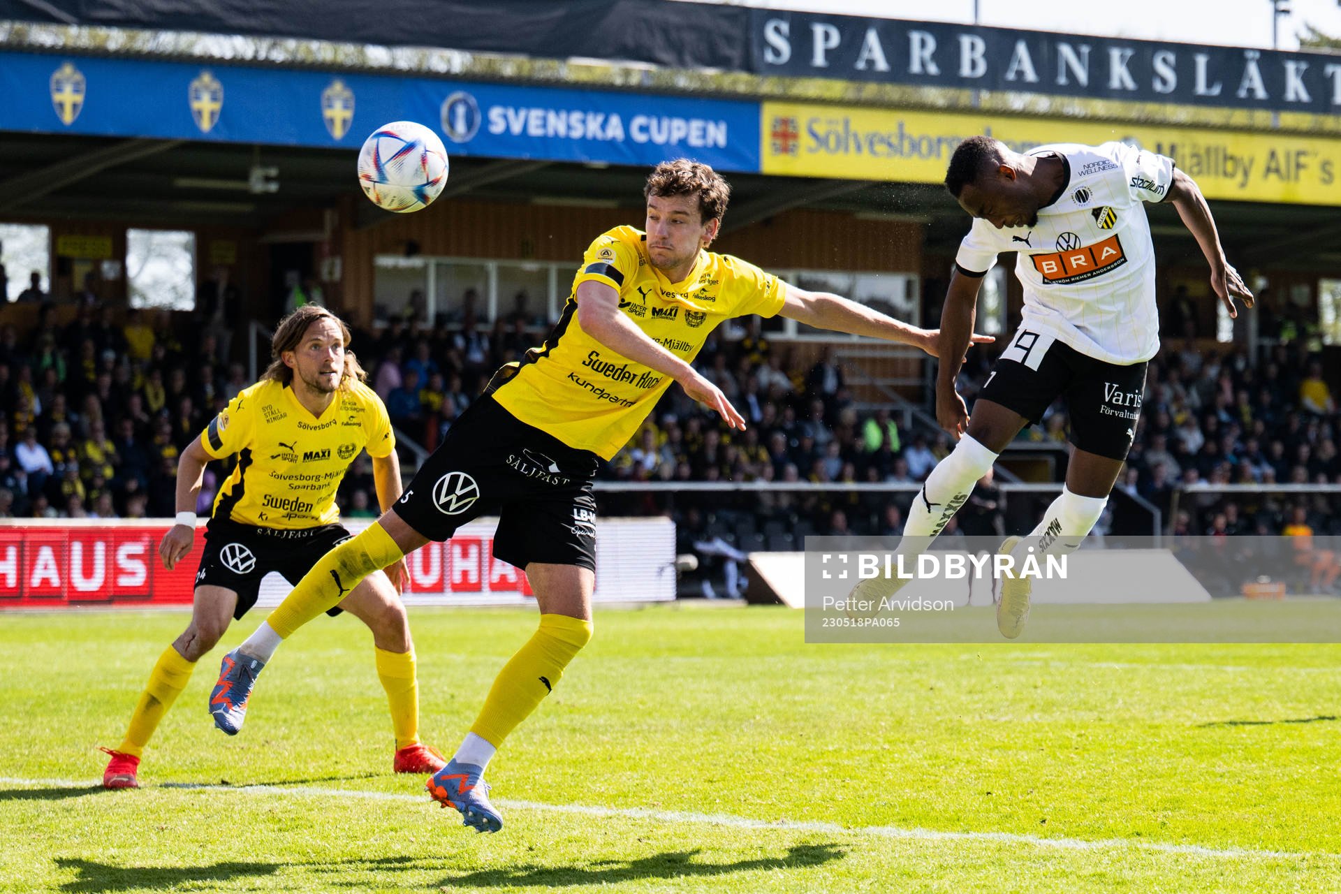 Mjällbys Colin Rösler och Häckens Benie Adama Traore