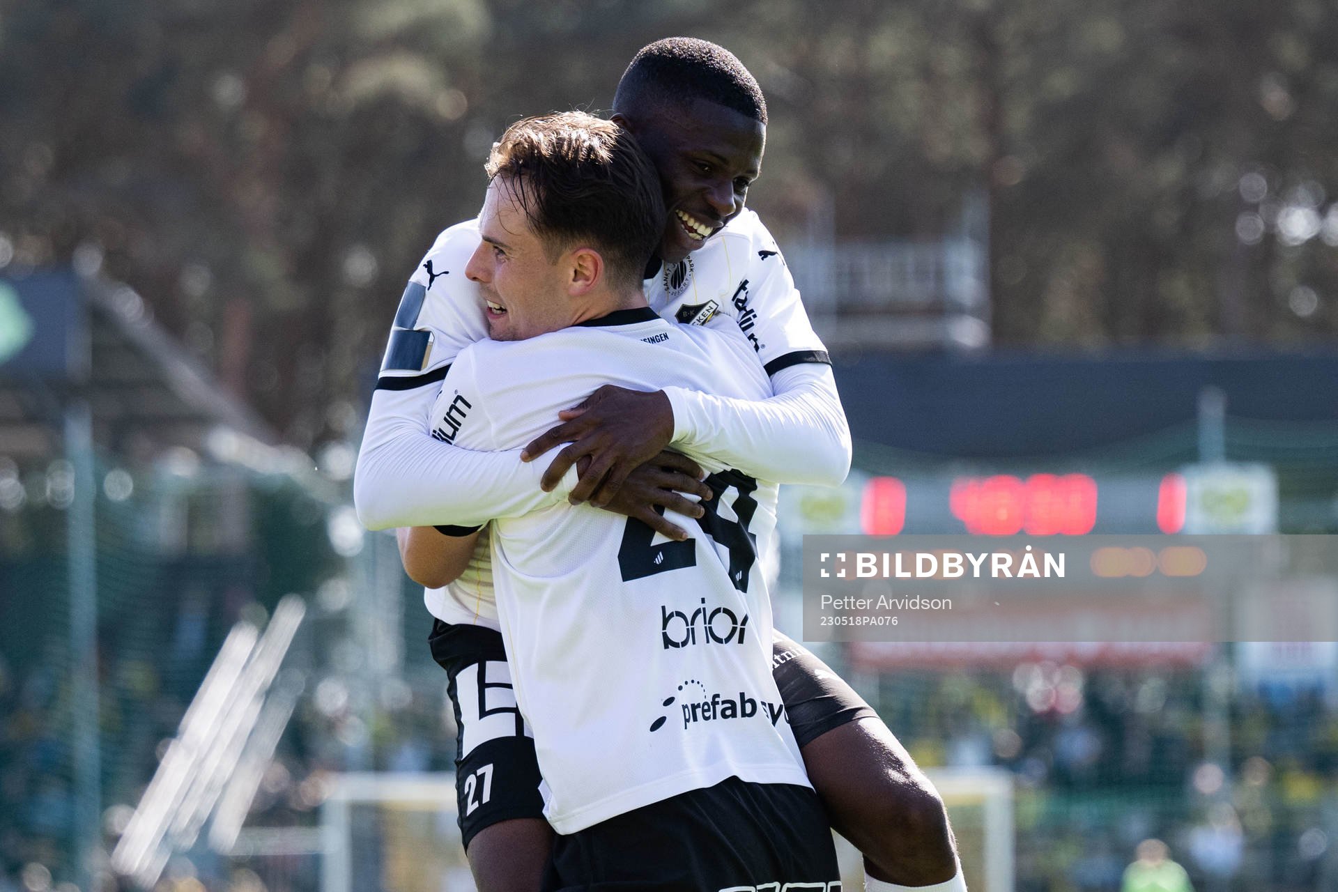 Häckens Akoua Romeo Amane och Lars Olden Larsen jublar