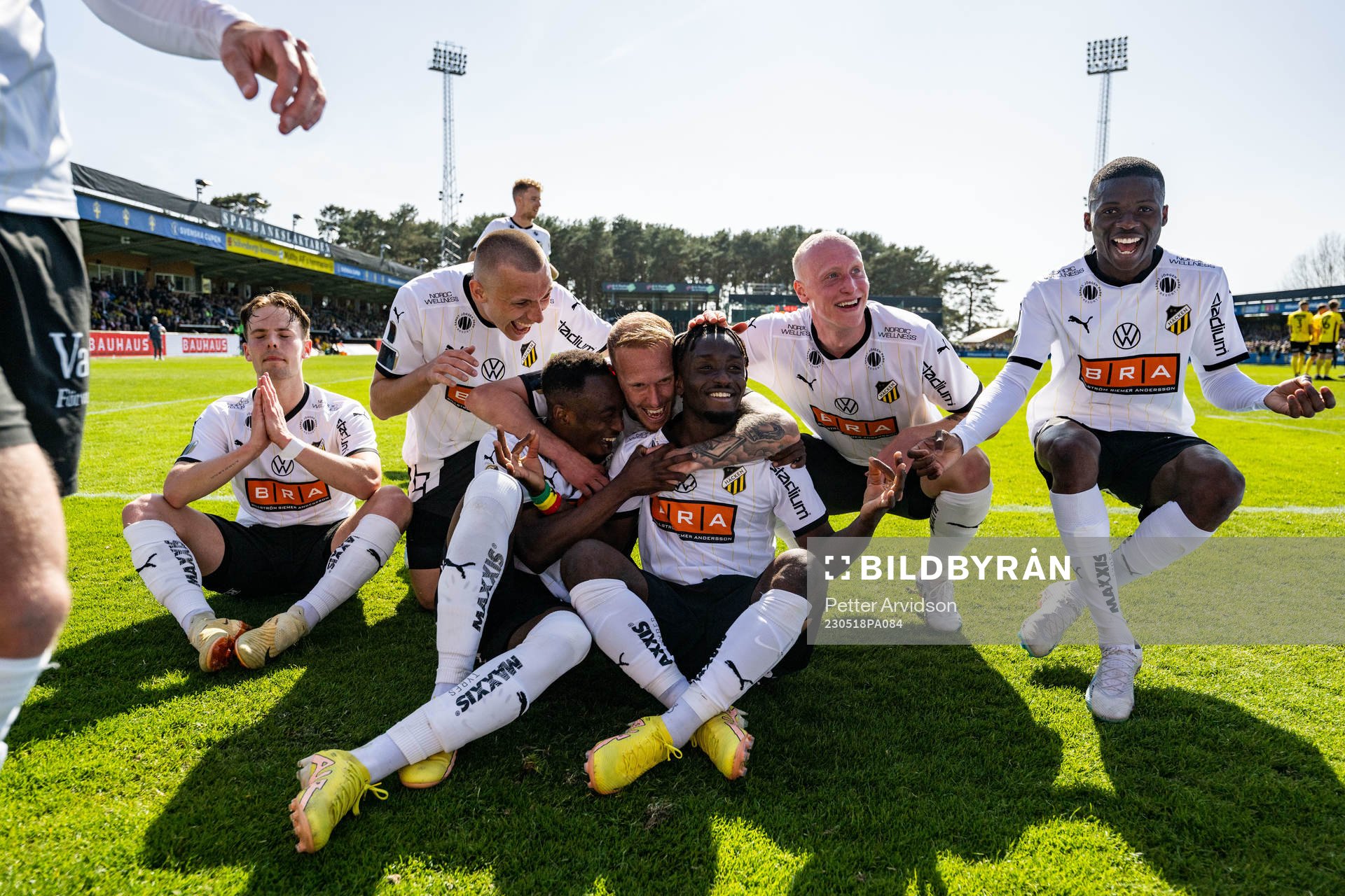 Häckens Ibrahim Sadiq jublar med lagkamrater