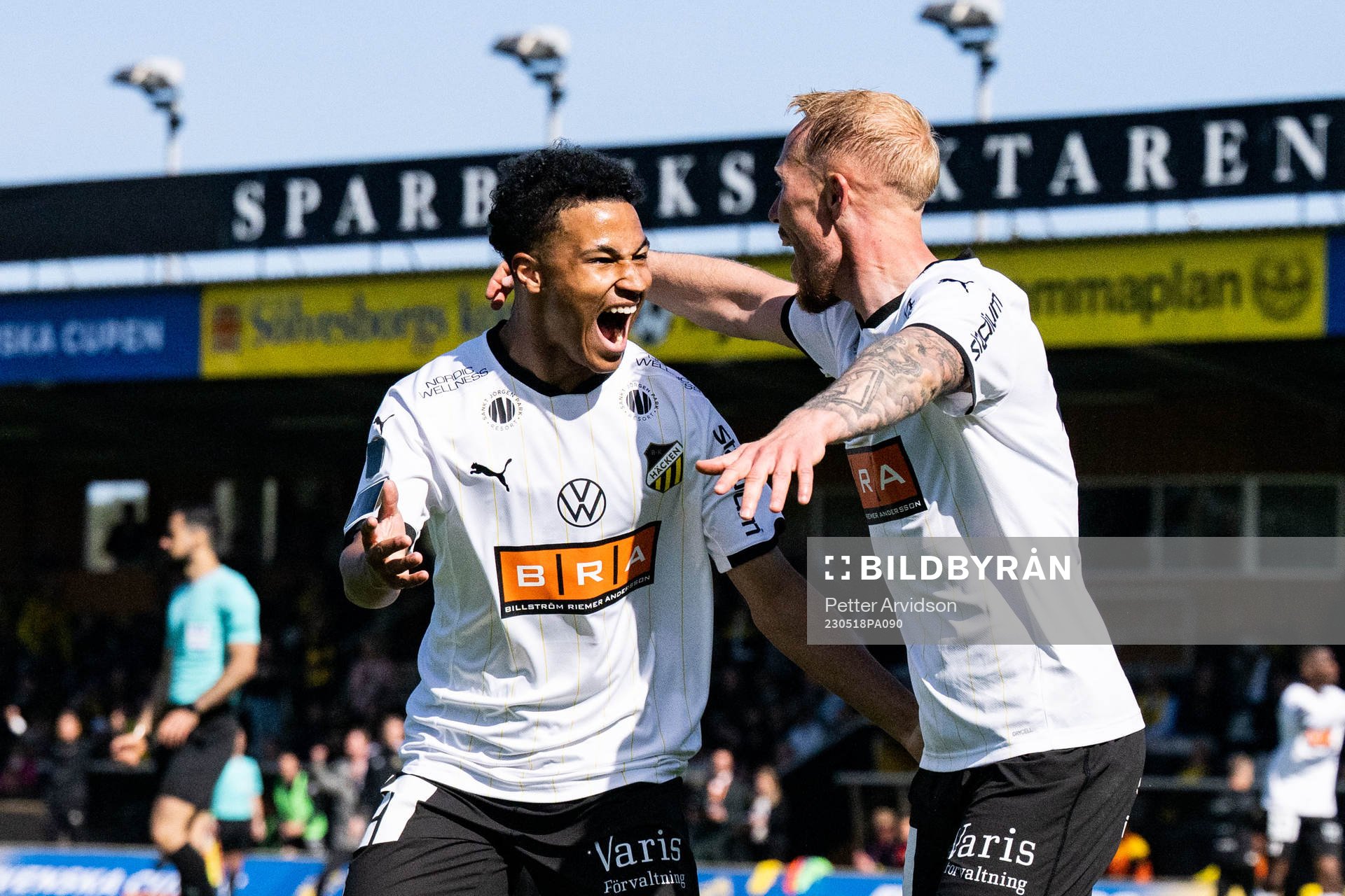Häckens Mikkel Rygaard Jensen jublar med Momodou Lamin