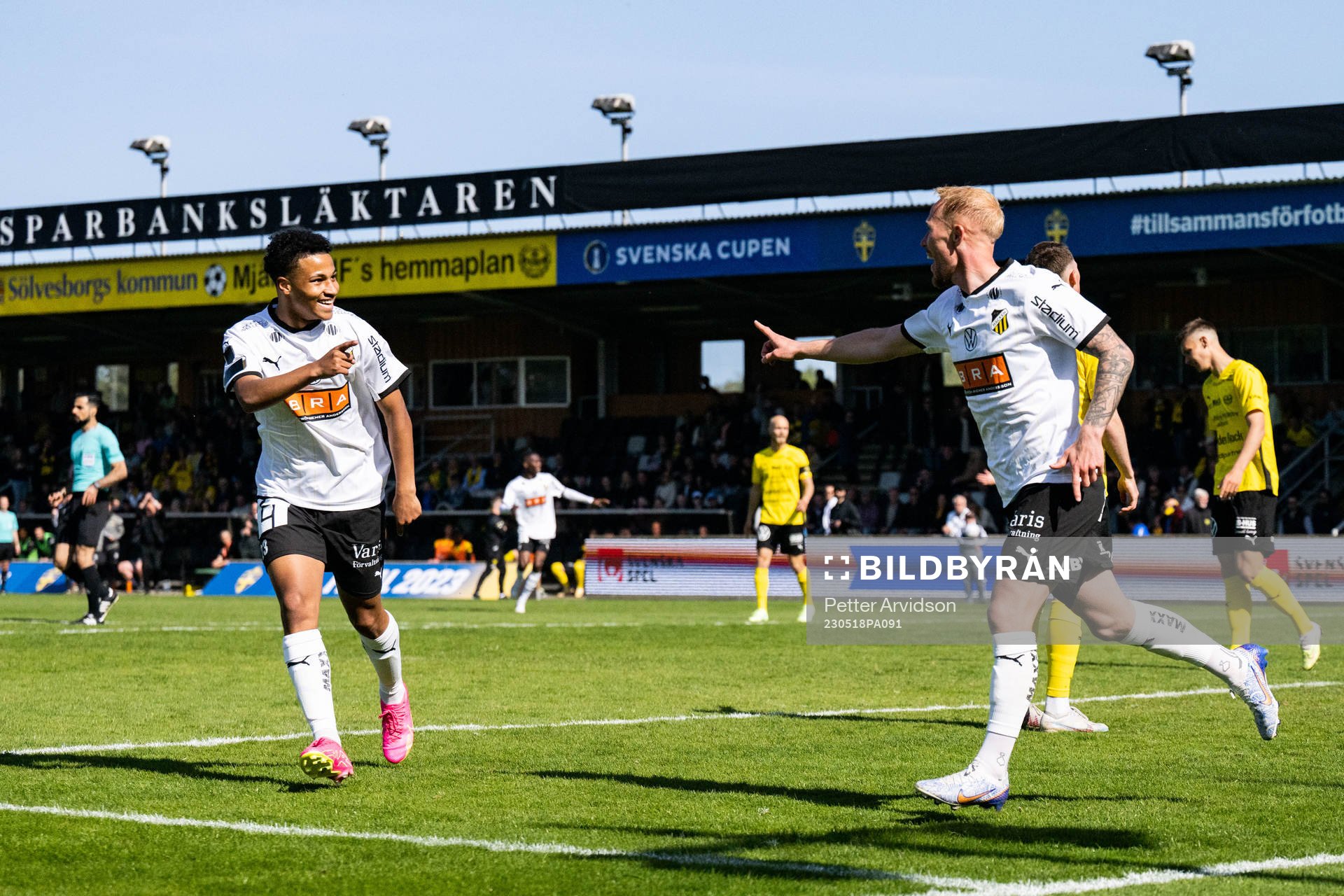 Häckens Mikkel Rygaard Jensen jublar med Momodou Lamin