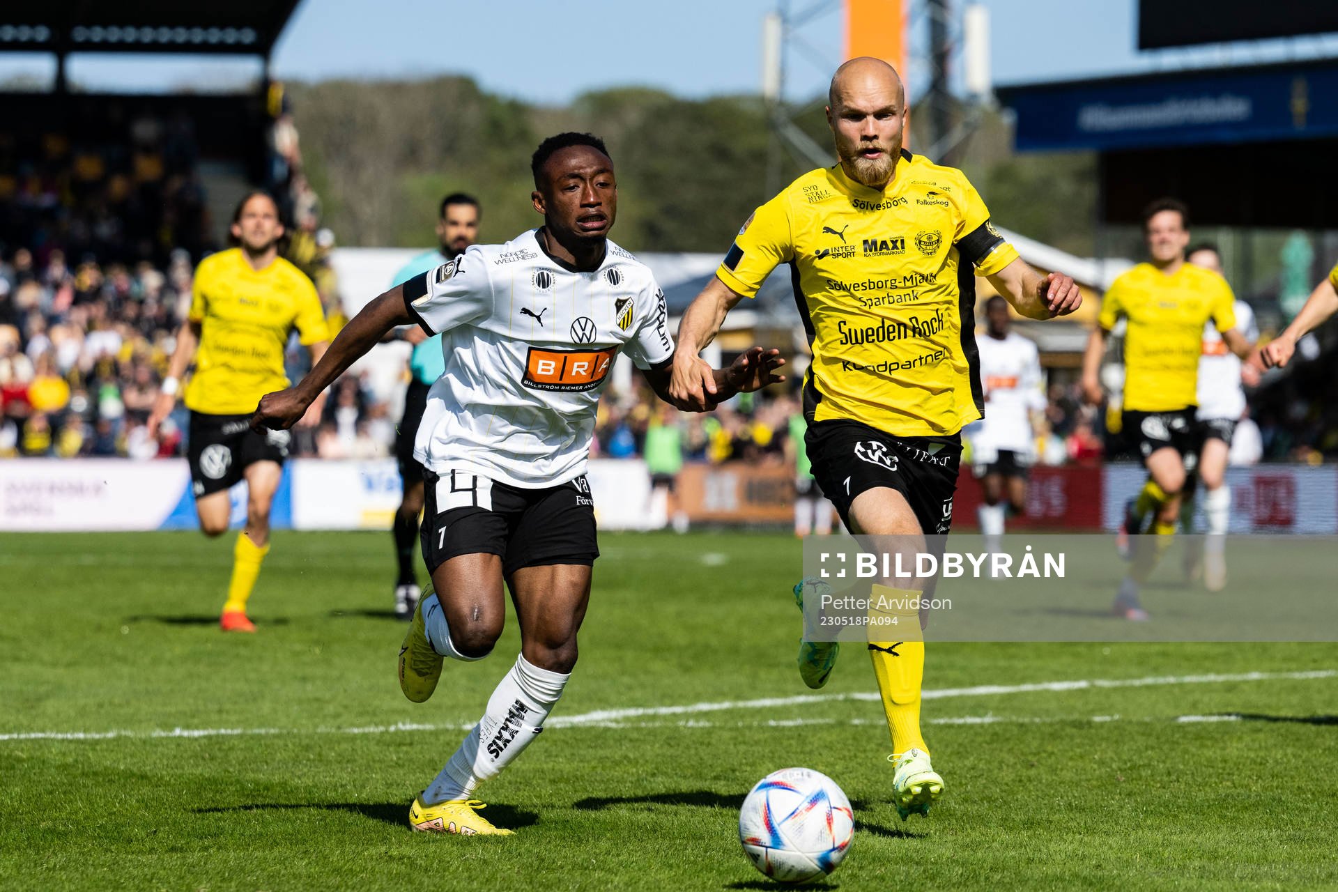 Häckens Benie Adama Traore och Mjällbys Viktor Gustafson