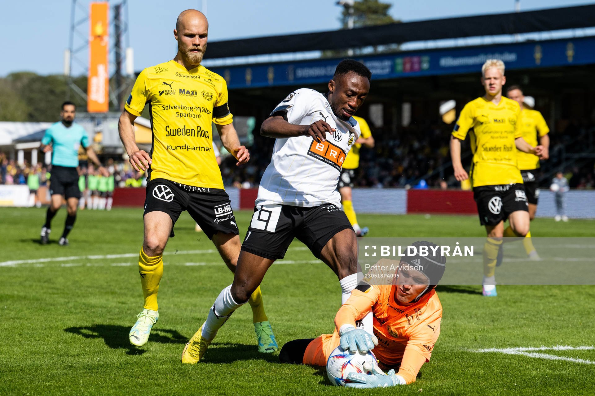 Häckens Benie Adama Traore mot Viktor Gustafson och