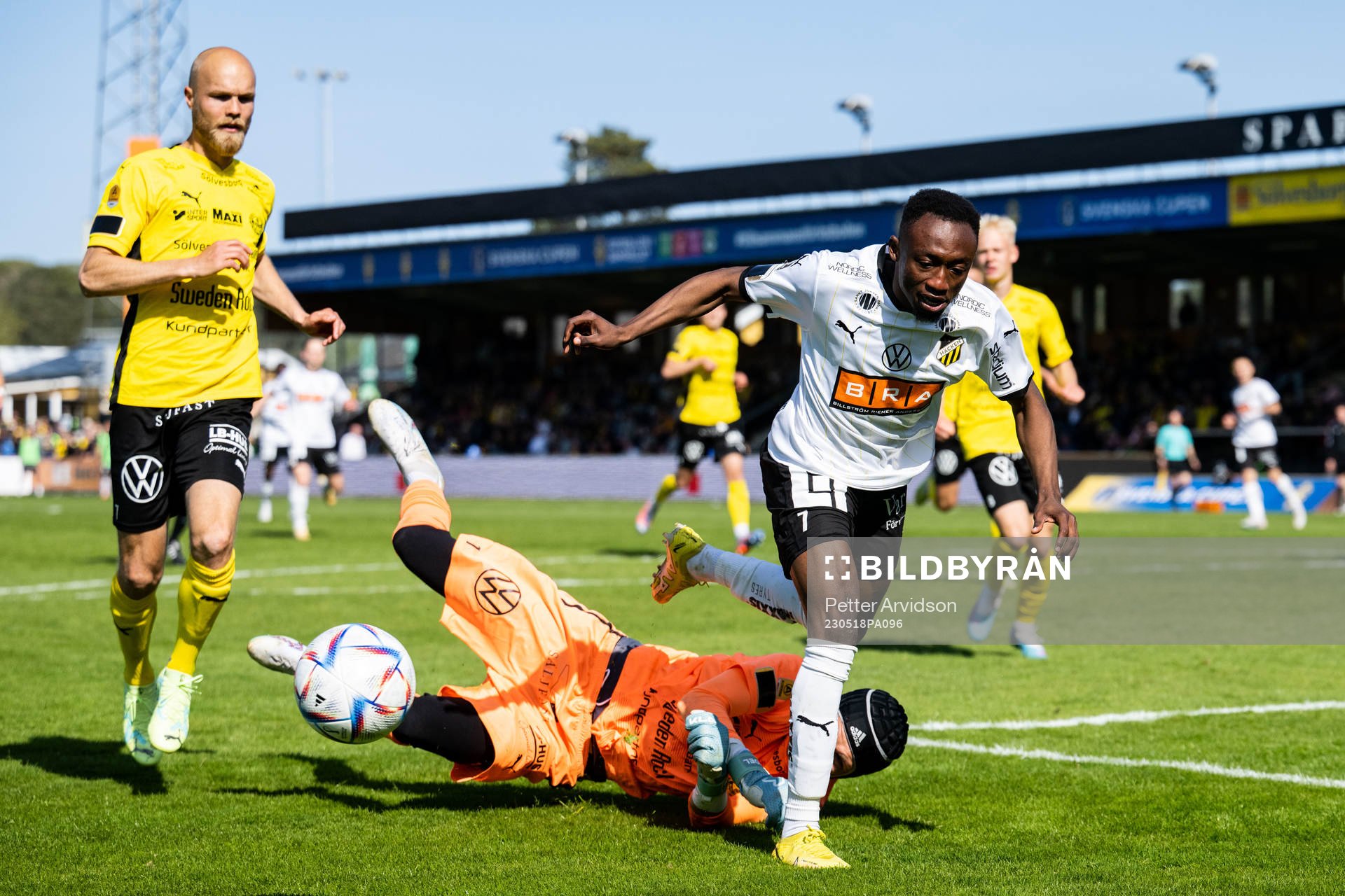 Häckens Benie Adama Traore mot Mjällbys målvakt Noel