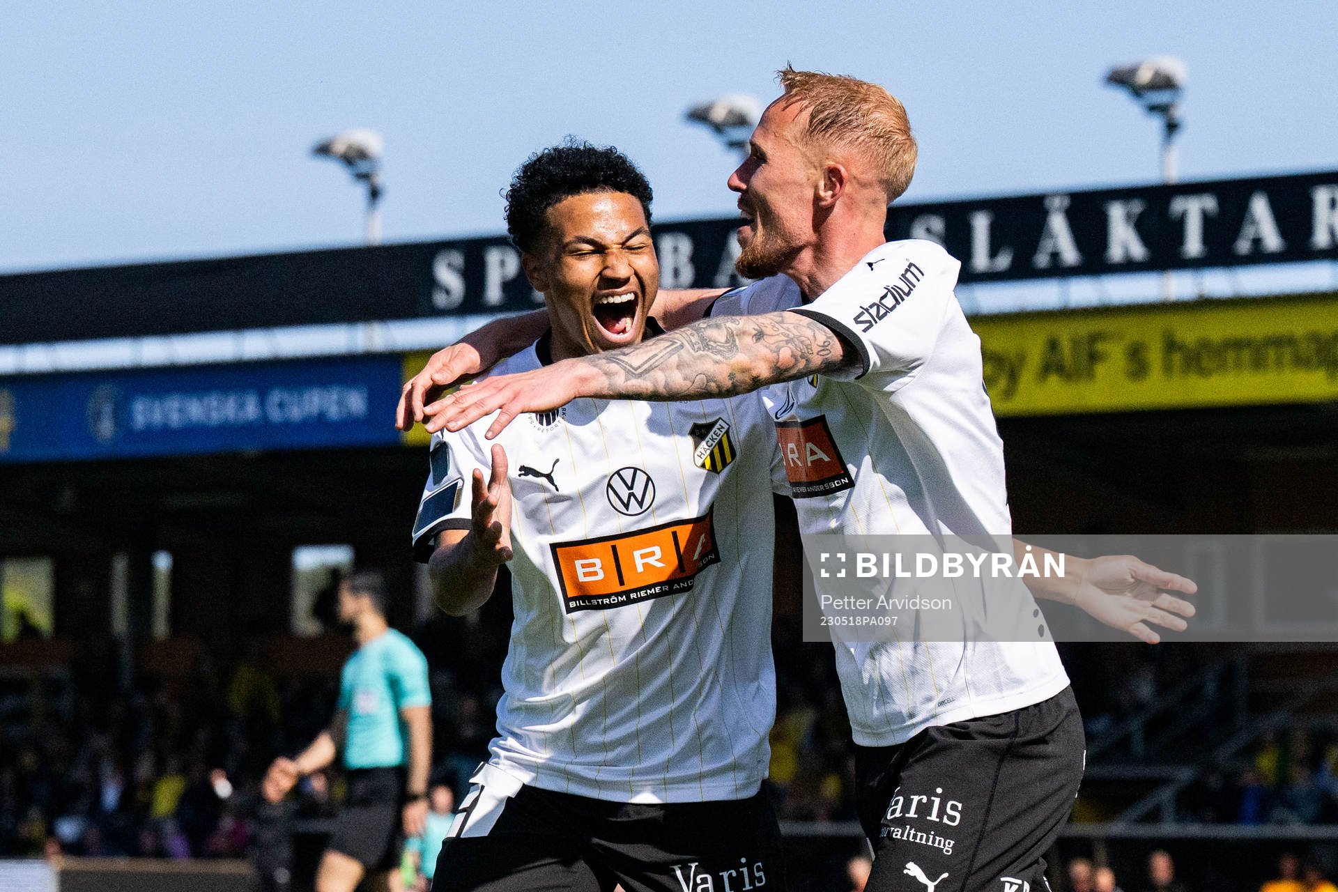 Häckens Mikkel Rygaard Jensen jublar med Momodou Lamin
