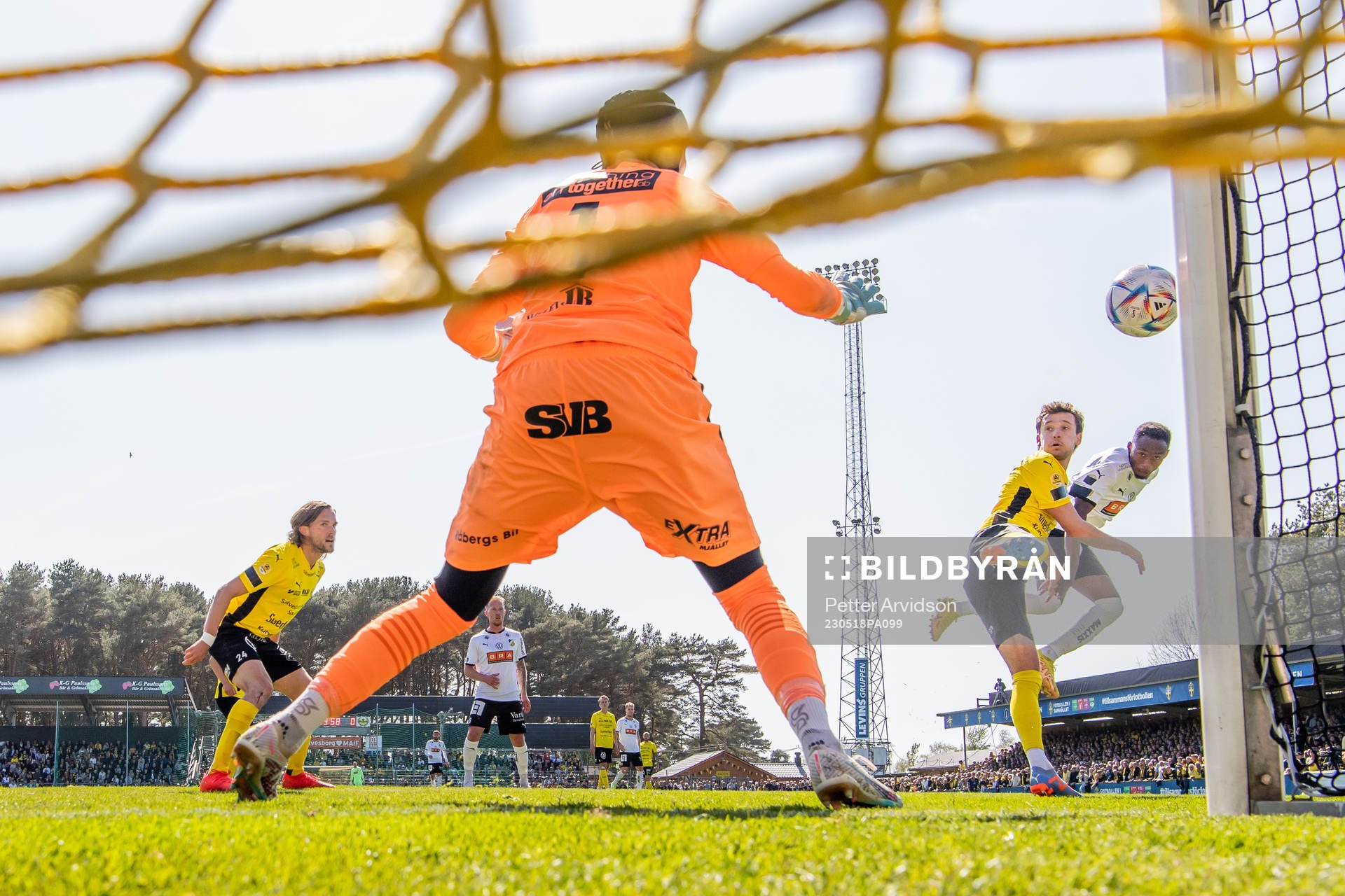 Mjällbys Colin Rösler och Häckens Benie Adama Traore
