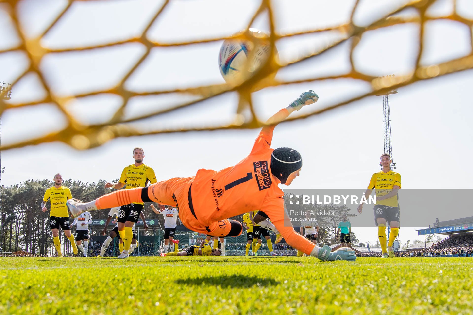 Häckens Ibrahim Sadiq gör 0-1 bakom Mjällbys målvakt