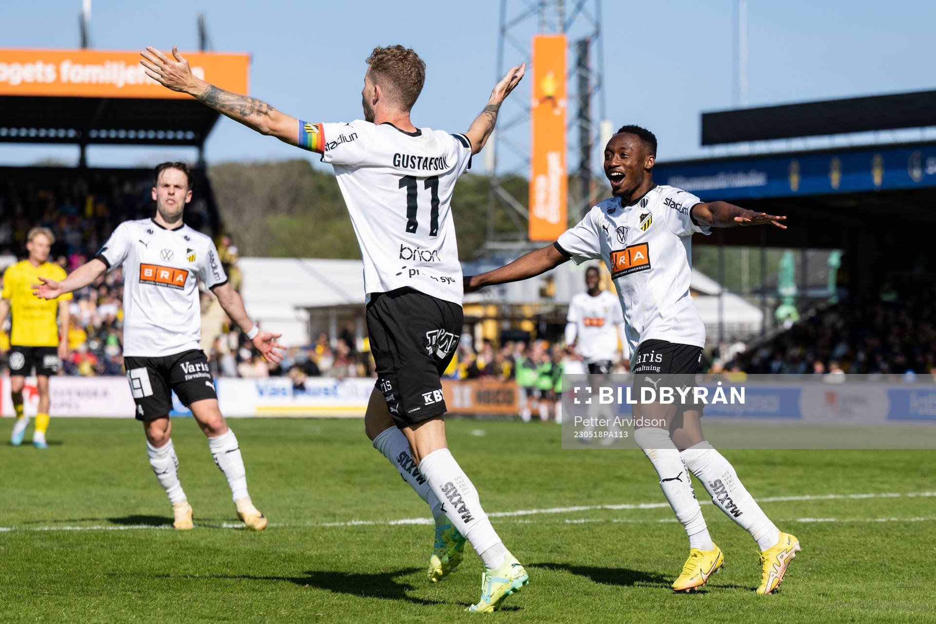 Häckens Samuel Gustafson jublar med Benie Adama Traore